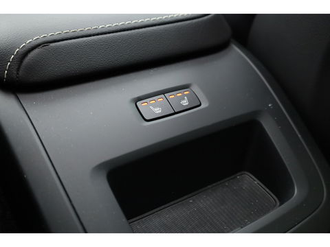 Volvo XC60 2.0 T6 Plug-in hybrid AWD Ultra Black Edition | Trekhaak | Head-up | Pano-dak | 360 camera | H&K Audio | Stoel+ stuurverw. | Sportstoelen |