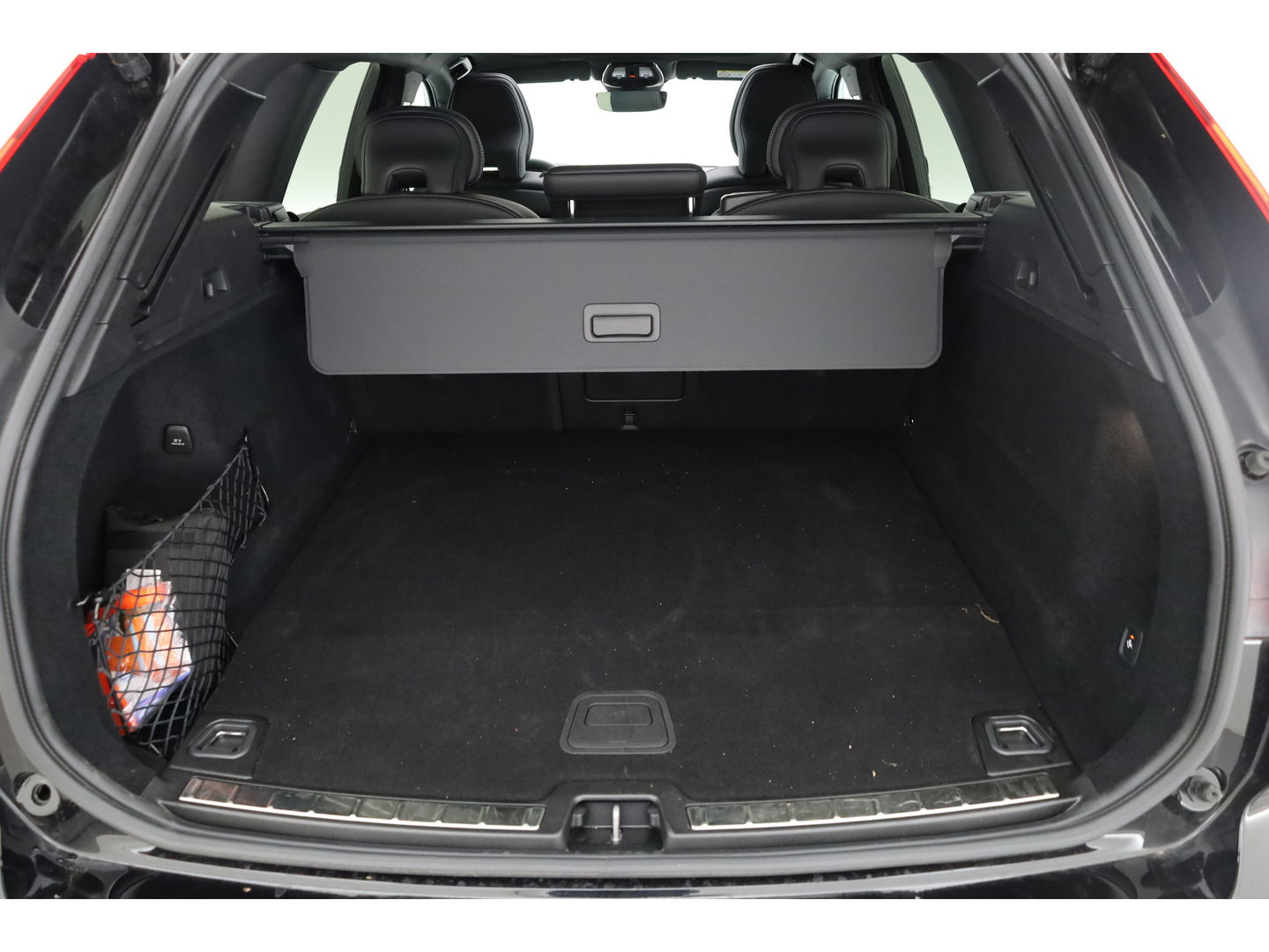 Volvo XC60 2.0 T6 Plug-in hybrid AWD Ultra Black Edition | Trekhaak | Head-up | Pano-dak | 360 camera | H&K Audio | Stoel+ stuurverw. | Sportstoelen |