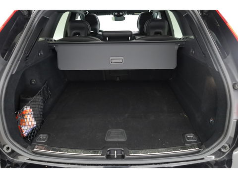 Volvo XC60 2.0 T6 Plug-in hybrid AWD Ultra Black Edition | Trekhaak | Head-up | Pano-dak | 360 camera | H&K Audio | Stoel+ stuurverw. | Sportstoelen |