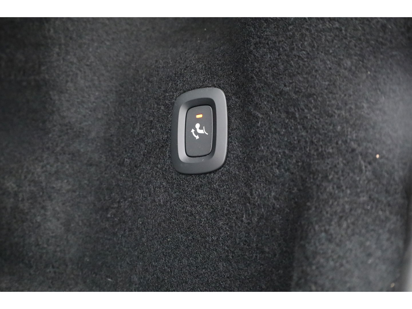 Volvo XC60 2.0 T6 Plug-in hybrid AWD Ultra Black Edition | Trekhaak | Head-up | Pano-dak | 360 camera | H&K Audio | Stoel+ stuurverw. | Sportstoelen |