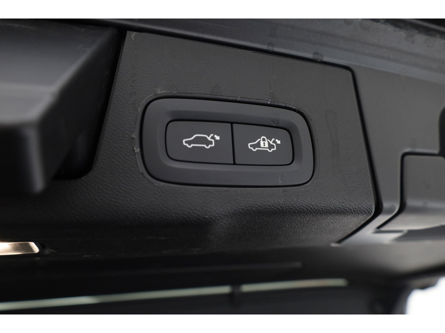 Volvo XC60 2.0 T6 Plug-in hybrid AWD Ultra Black Edition | Trekhaak | Head-up | Pano-dak | 360 camera | H&K Audio | Stoel+ stuurverw. | Sportstoelen |