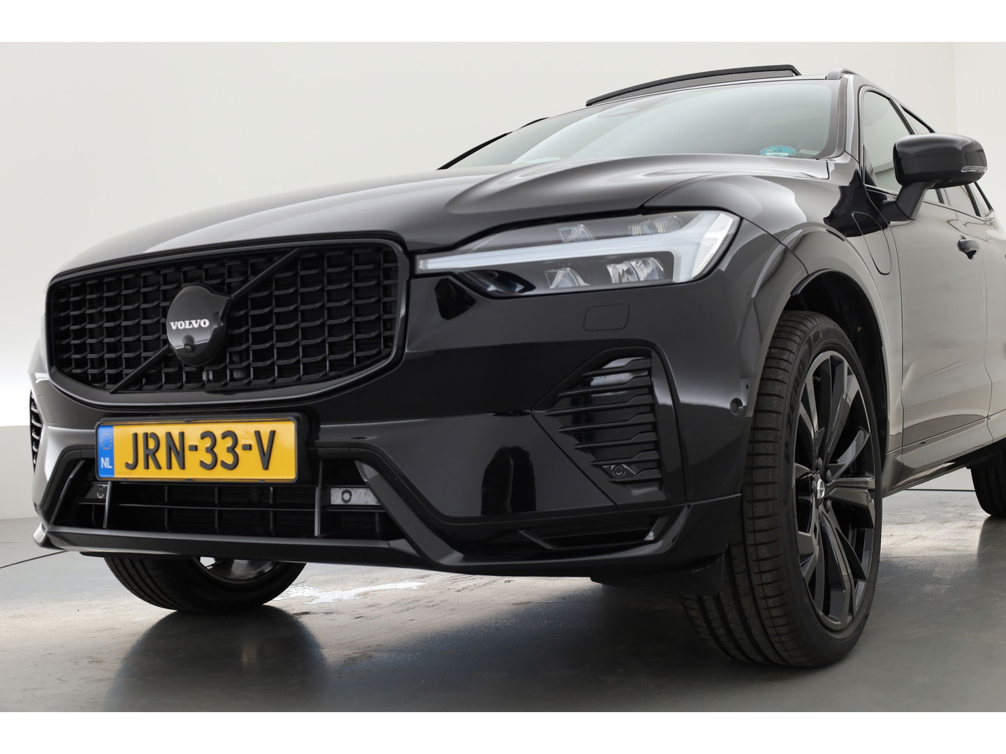 Volvo XC60 2.0 T6 Plug-in hybrid AWD Ultra Black Edition | Trekhaak | Head-up | Pano-dak | 360 camera | H&K Audio | Stoel+ stuurverw. | Sportstoelen |