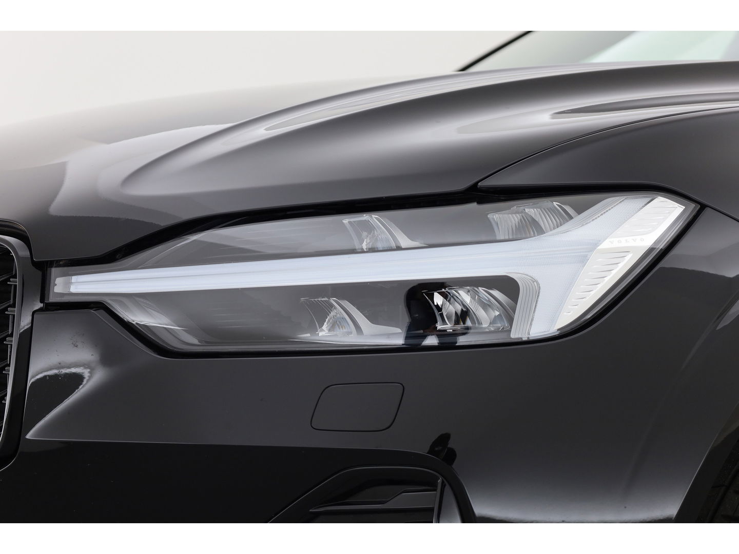 Volvo XC60 2.0 T6 Plug-in hybrid AWD Ultra Black Edition | Trekhaak | Head-up | Pano-dak | 360 camera | H&K Audio | Stoel+ stuurverw. | Sportstoelen |