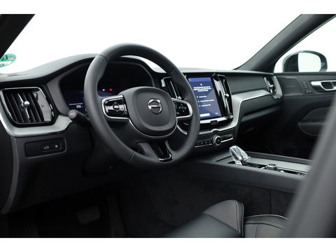 Volvo XC60 2.0 T6 Plug-in hybrid AWD Ultra Black Edition | Trekhaak | Head-up | Pano-dak | 360 camera | H&K Audio | Stoel+ stuurverw. | Sportstoelen |