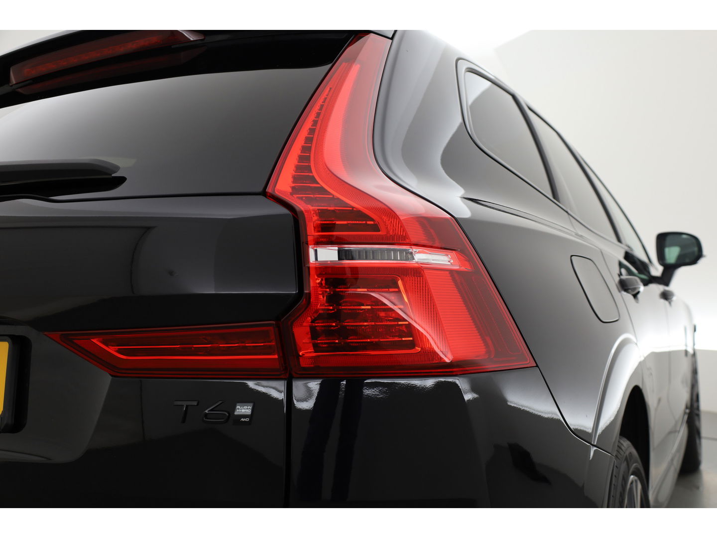 Volvo XC60 2.0 T6 Plug-in hybrid AWD Ultra Black Edition | Trekhaak | Head-up | Pano-dak | 360 camera | H&K Audio | Stoel+ stuurverw. | Sportstoelen |