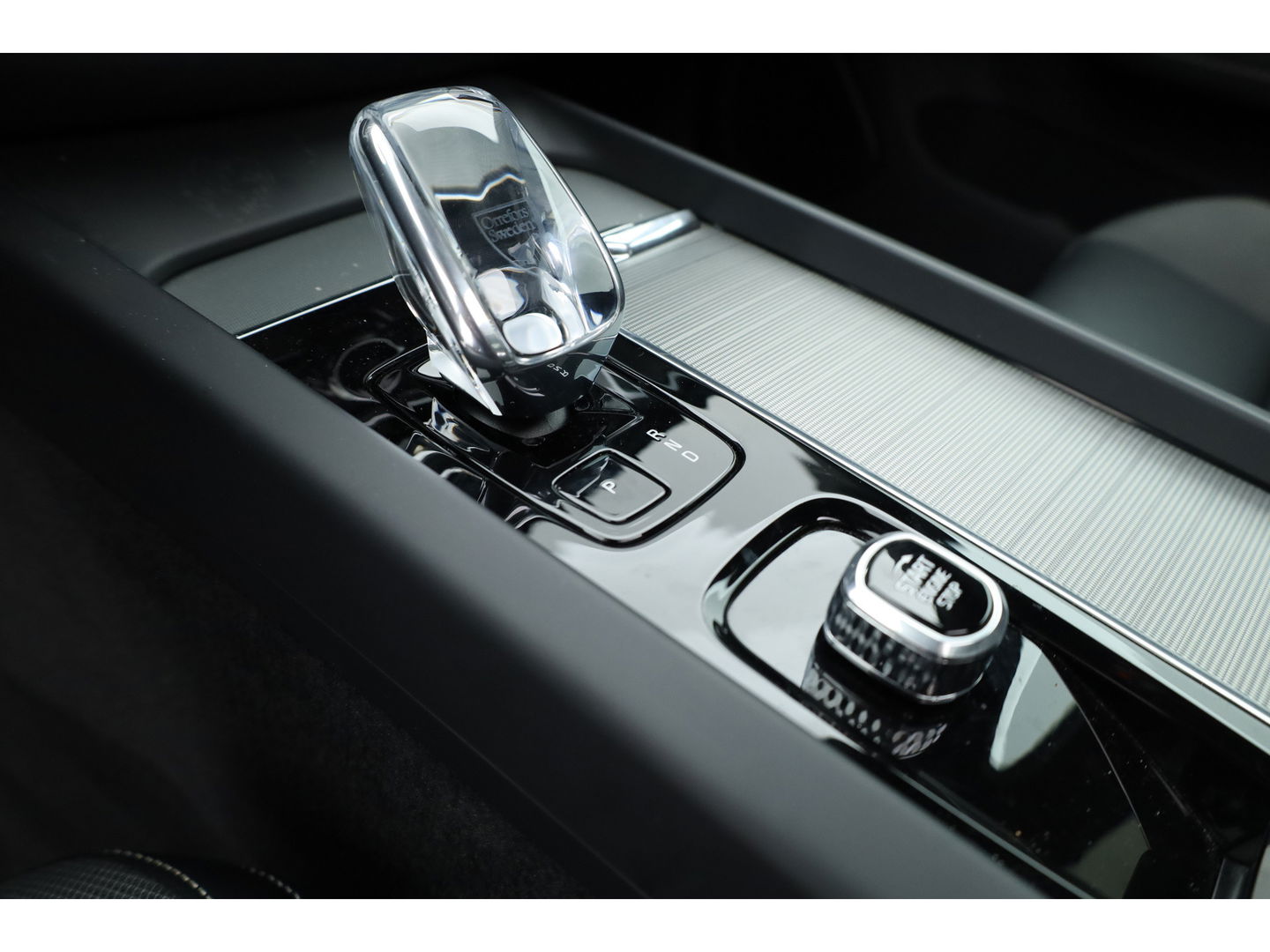 Volvo XC60 2.0 T6 Plug-in hybrid AWD Ultra Black Edition | Trekhaak | Head-up | Pano-dak | 360 camera | H&K Audio | Stoel+ stuurverw. | Sportstoelen |