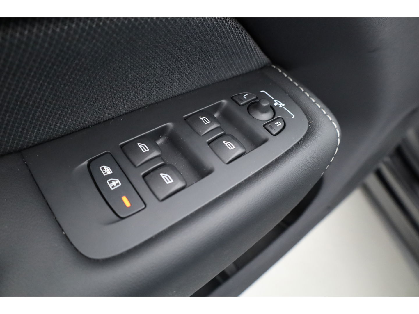 Volvo XC60 2.0 T6 Plug-in hybrid AWD Ultra Black Edition | Trekhaak | Head-up | Pano-dak | 360 camera | H&K Audio | Stoel+ stuurverw. | Sportstoelen |