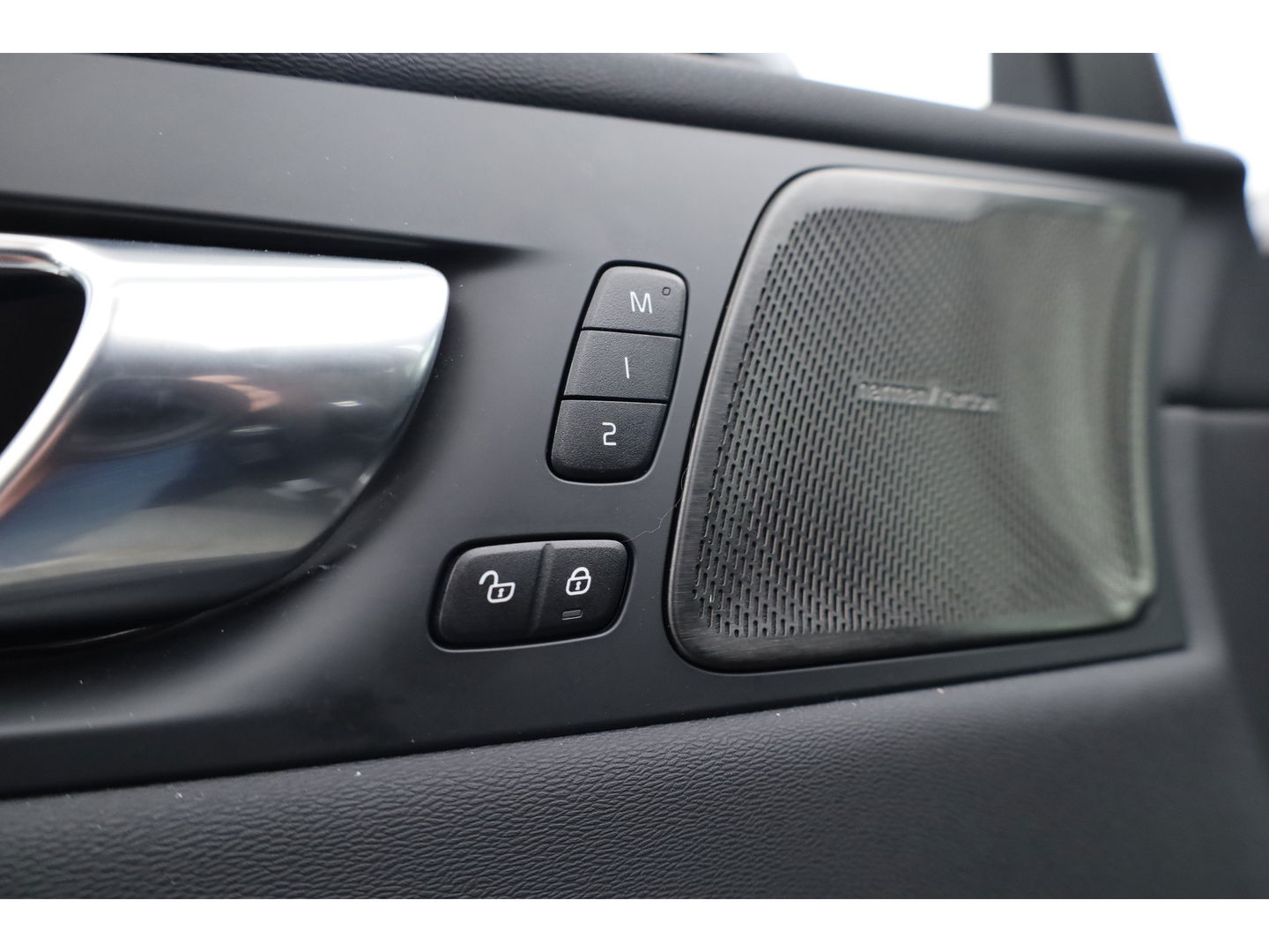 Volvo XC60 2.0 T6 Plug-in hybrid AWD Ultra Black Edition | Trekhaak | Head-up | Pano-dak | 360 camera | H&K Audio | Stoel+ stuurverw. | Sportstoelen |