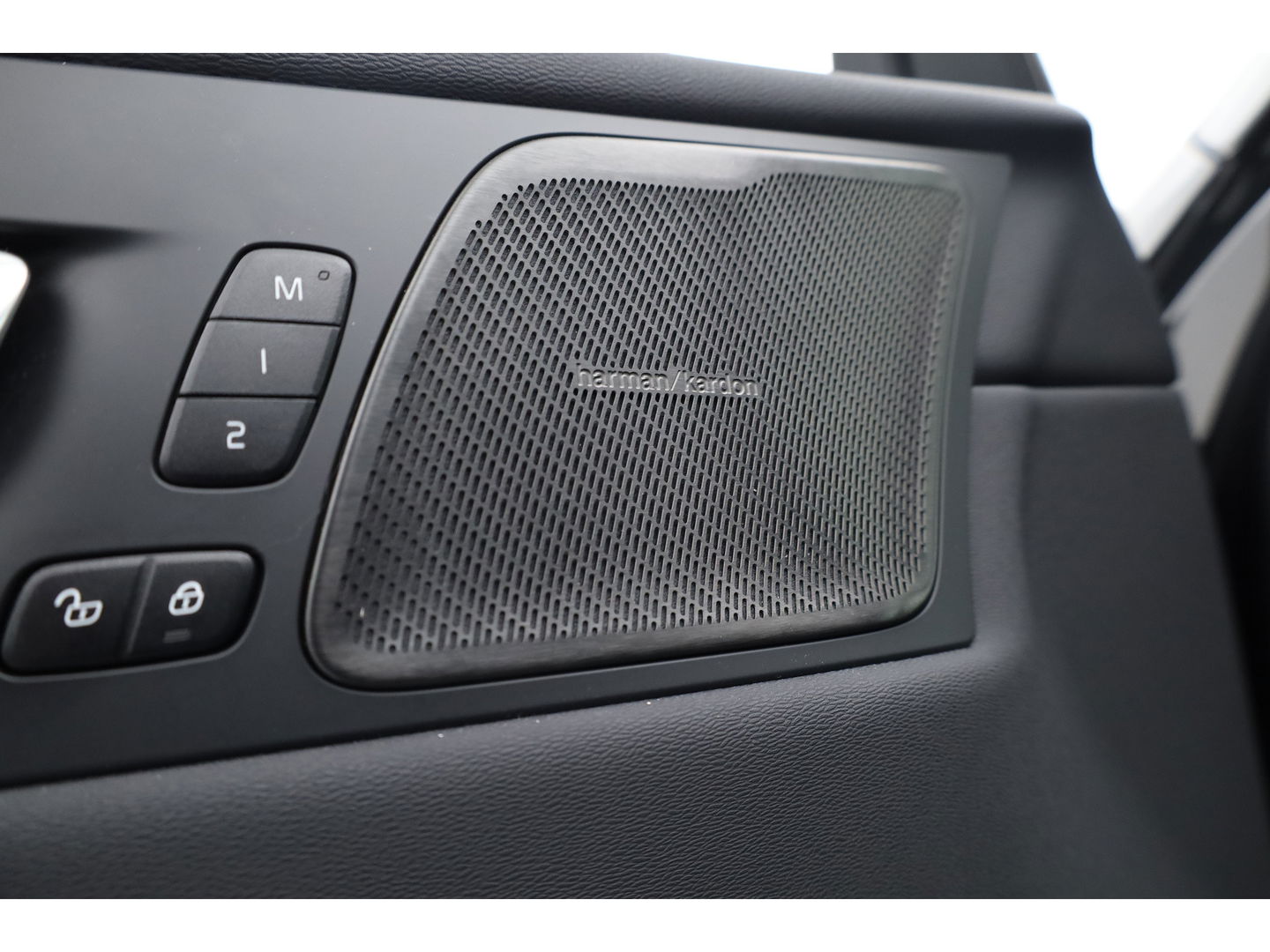 Volvo XC60 2.0 T6 Plug-in hybrid AWD Ultra Black Edition | Trekhaak | Head-up | Pano-dak | 360 camera | H&K Audio | Stoel+ stuurverw. | Sportstoelen |