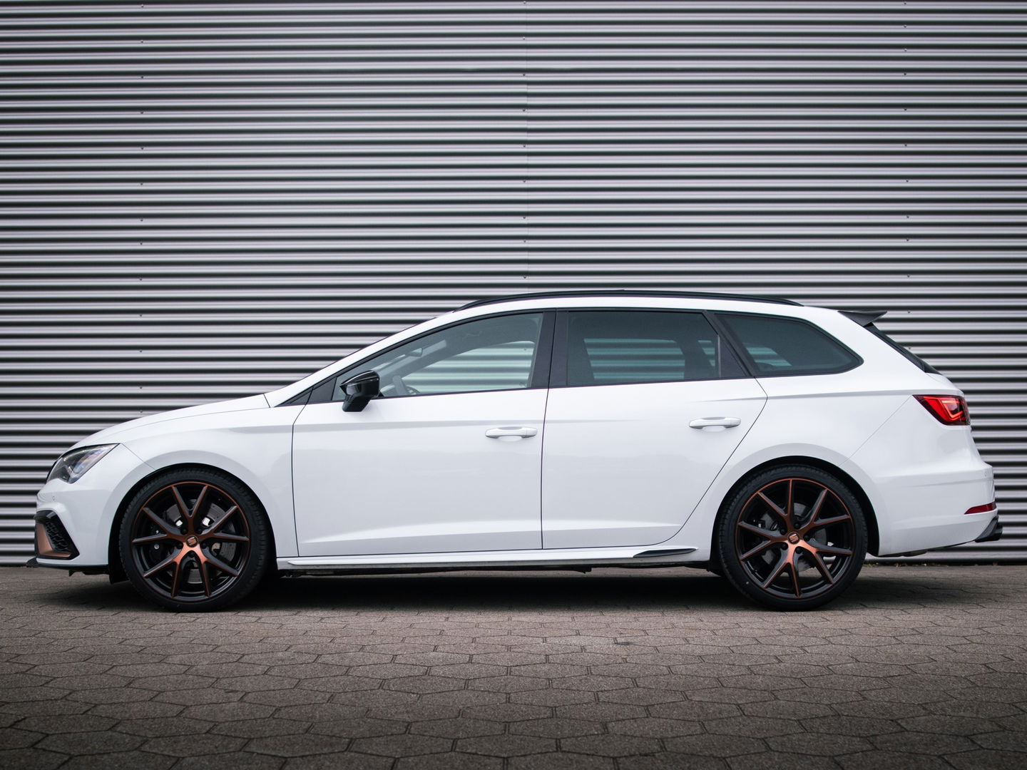 SEAT Leon ST 2.0 TSI CUPRA R 4DRIVE PANO CARBON BREMBO BEATS
