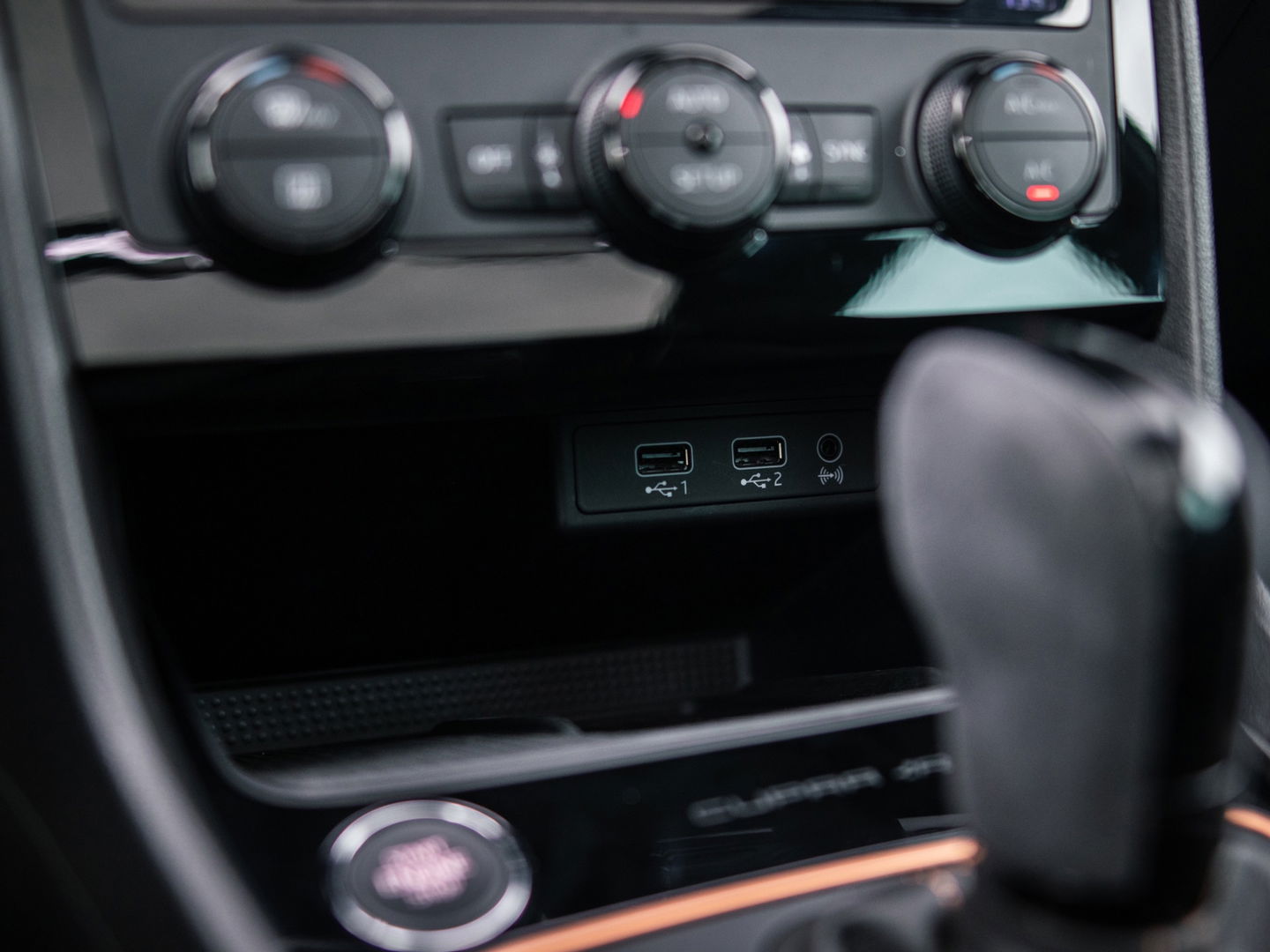 SEAT Leon ST 2.0 TSI CUPRA R 4DRIVE PANO CARBON BREMBO BEATS