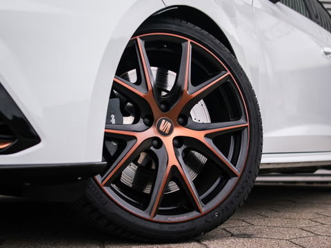 SEAT Leon ST 2.0 TSI CUPRA R 4DRIVE PANO CARBON BREMBO BEATS