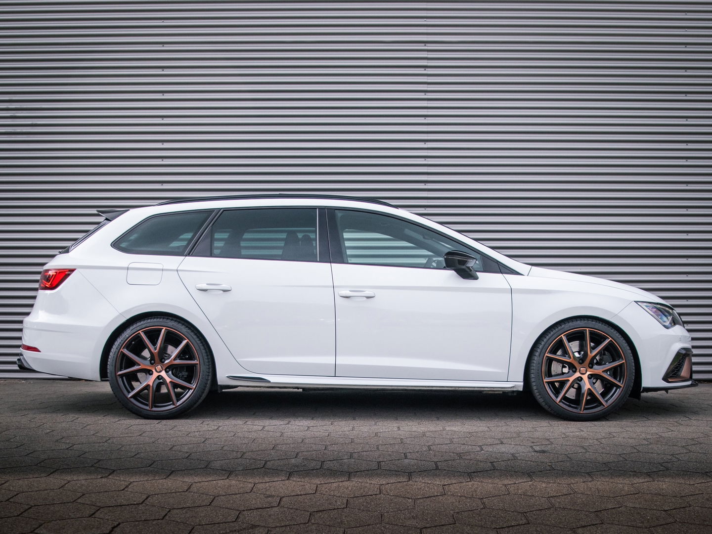 SEAT Leon ST 2.0 TSI CUPRA R 4DRIVE PANO CARBON BREMBO BEATS