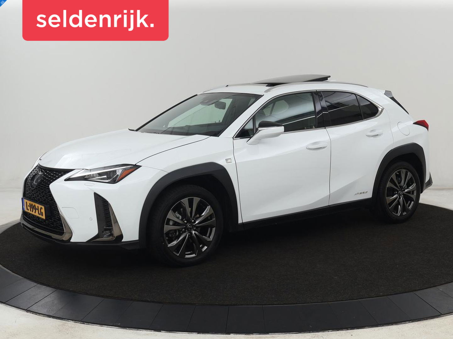 Lexus UX 250h F Sport Line | Schuifdak | Stoelverwarming | Alcantara | Adaptive cruise | Keyless | Full LED | Elektrische stoelen | Climate control | Bluetooth | Sportstoelen