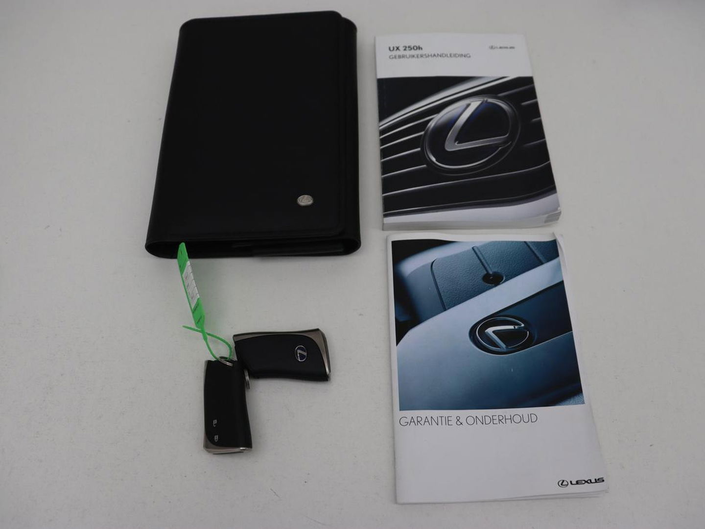 Lexus UX 250h F Sport Line | Schuifdak | Stoelverwarming | Alcantara | Adaptive cruise | Keyless | Full LED | Elektrische stoelen | Climate control | Bluetooth | Sportstoelen