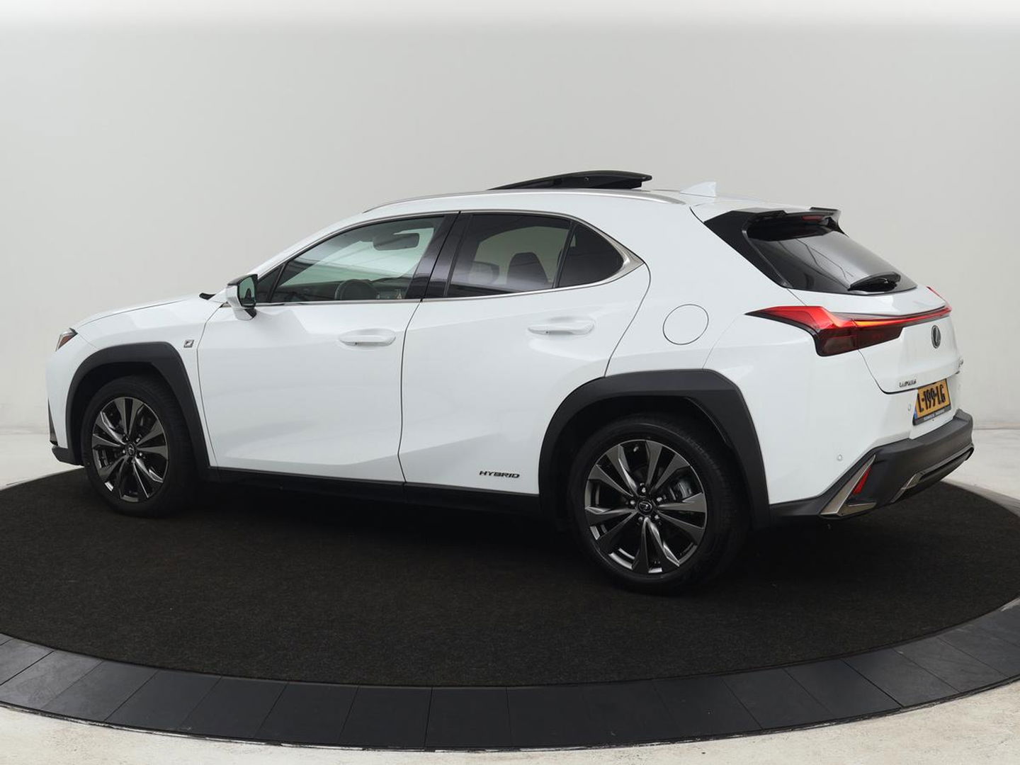 Lexus UX 250h F Sport Line | Schuifdak | Stoelverwarming | Alcantara | Adaptive cruise | Keyless | Full LED | Elektrische stoelen | Climate control | Bluetooth | Sportstoelen
