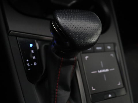 Lexus UX 250h F Sport Line | Schuifdak | Stoelverwarming | Alcantara | Adaptive cruise | Keyless | Full LED | Elektrische stoelen | Climate control | Bluetooth | Sportstoelen