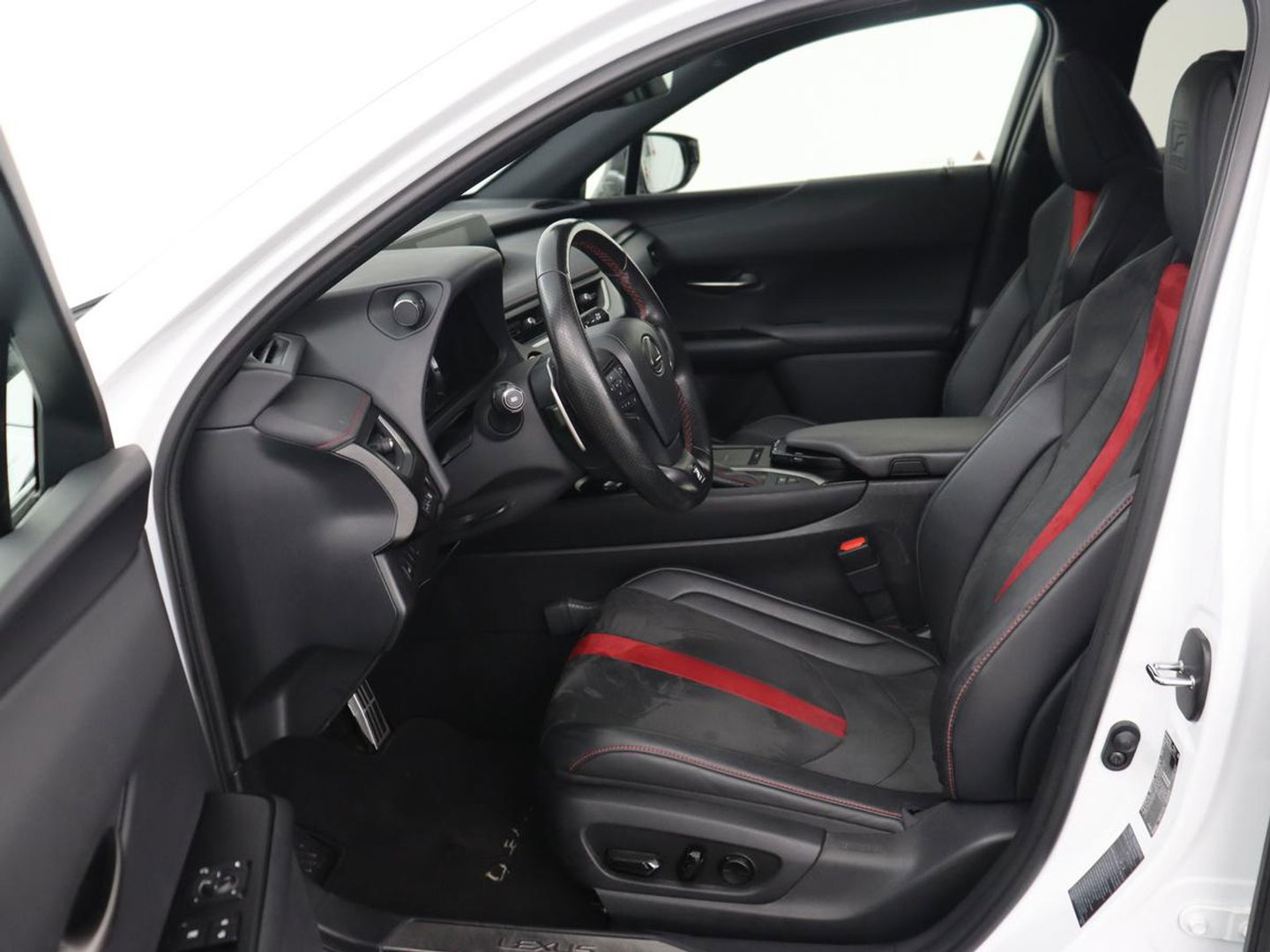 Lexus UX 250h F Sport Line | Schuifdak | Stoelverwarming | Alcantara | Adaptive cruise | Keyless | Full LED | Elektrische stoelen | Climate control | Bluetooth | Sportstoelen