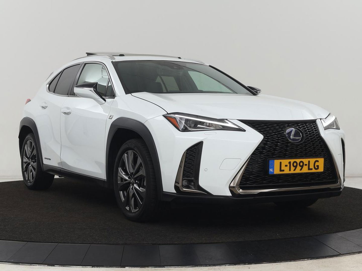 Lexus UX 250h F Sport Line | Schuifdak | Stoelverwarming | Alcantara | Adaptive cruise | Keyless | Full LED | Elektrische stoelen | Climate control | Bluetooth | Sportstoelen