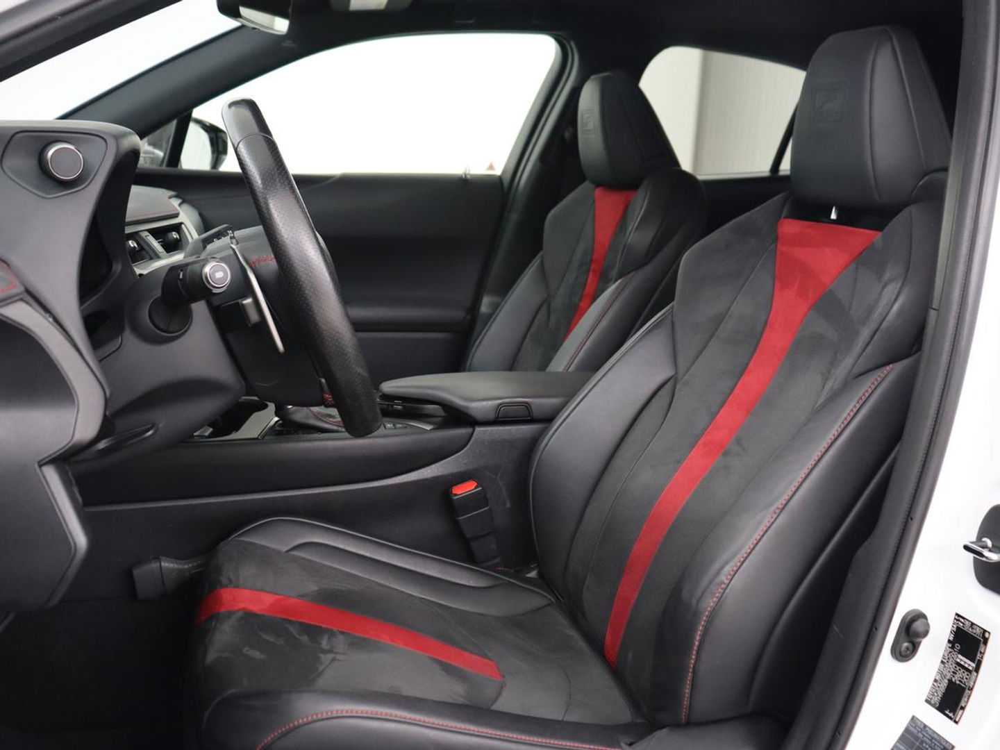 Lexus UX 250h F Sport Line | Schuifdak | Stoelverwarming | Alcantara | Adaptive cruise | Keyless | Full LED | Elektrische stoelen | Climate control | Bluetooth | Sportstoelen