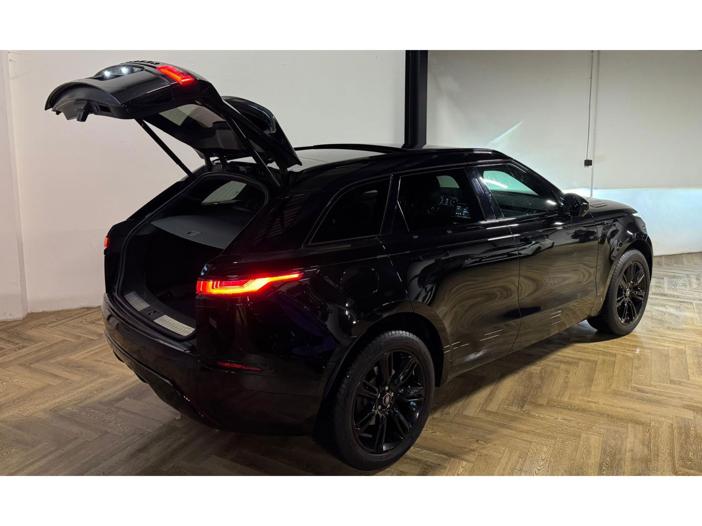 Land Rover Range Rover Velar 2.0 P250 Turbo AWD R-Dynamic HSE PANO KEYLESS CAM