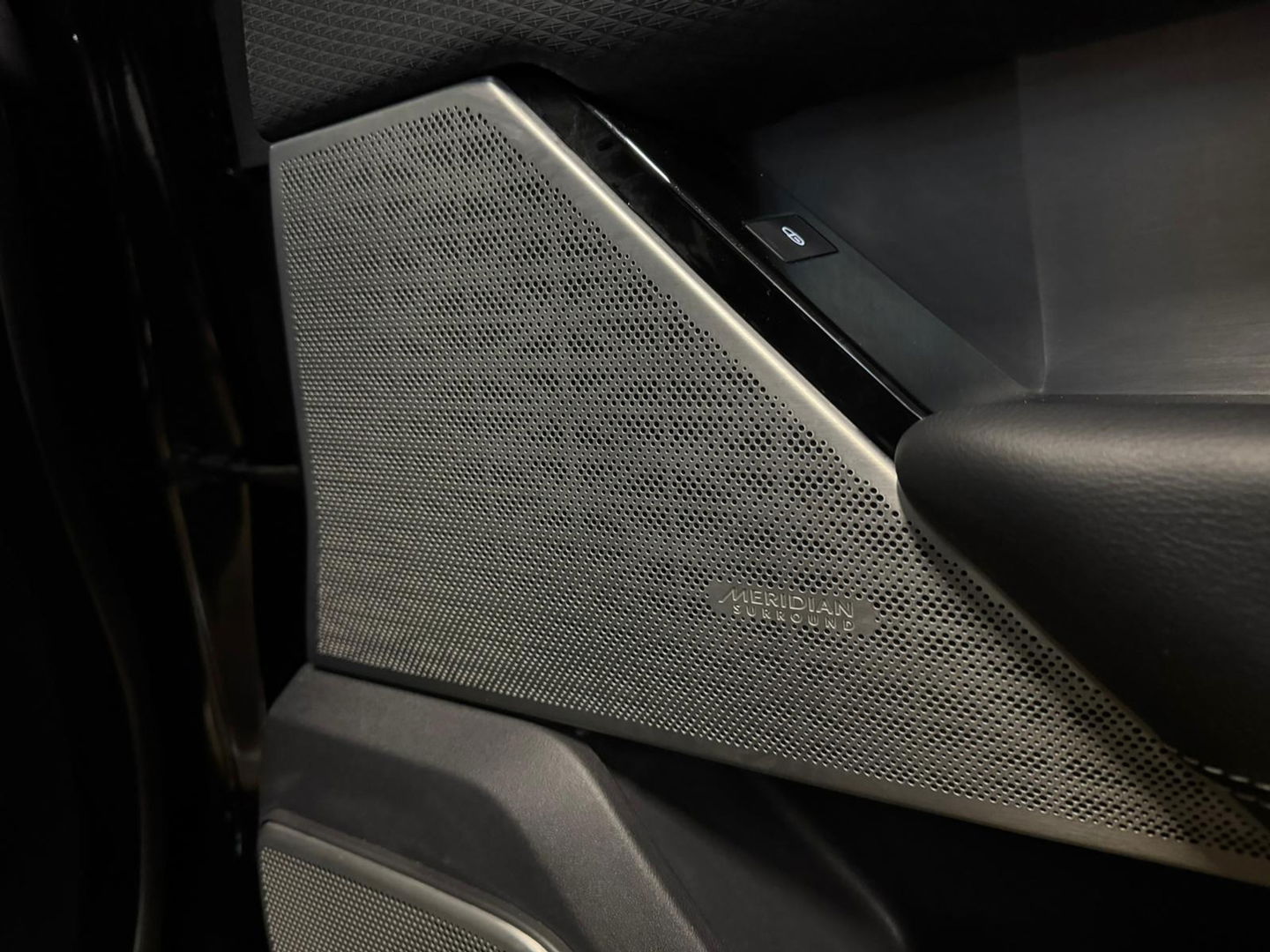 Land Rover Range Rover Velar 2.0 P250 Turbo AWD R-Dynamic HSE PANO KEYLESS CAM