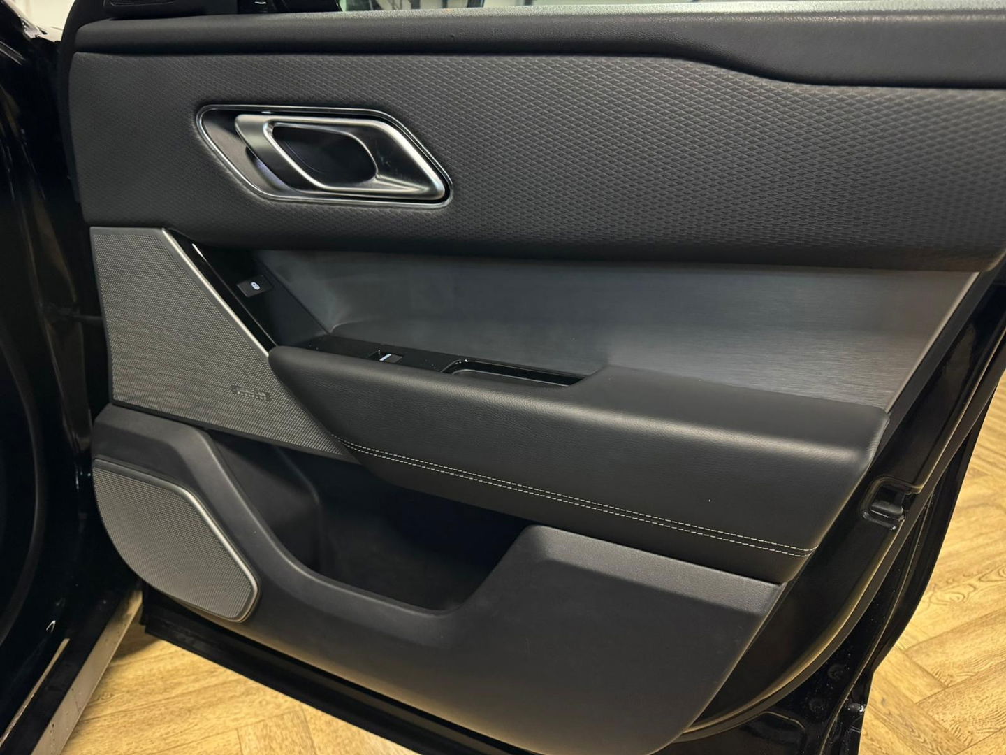 Land Rover Range Rover Velar 2.0 P250 Turbo AWD R-Dynamic HSE PANO KEYLESS CAM