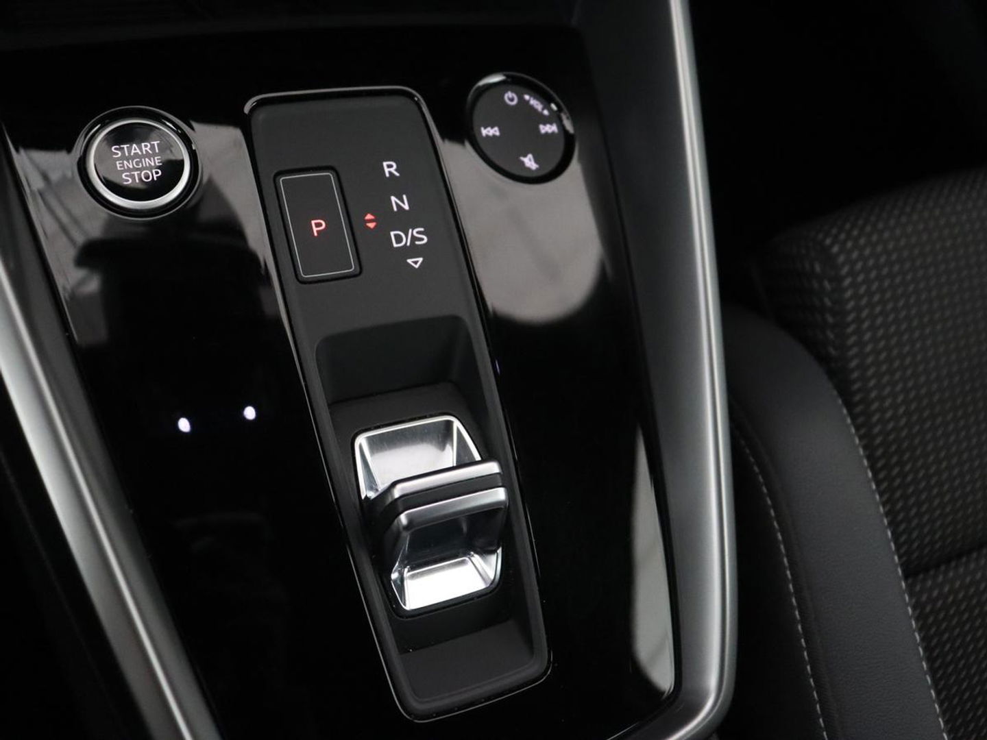 Audi A3 35 TFSI S edition | Carplay | Navigatie | Sportstoelen | Half leder | Full LED | Camera | Virtual Cockpit | 19'' | Climate control | Bluetooth | Cruise control | S Line