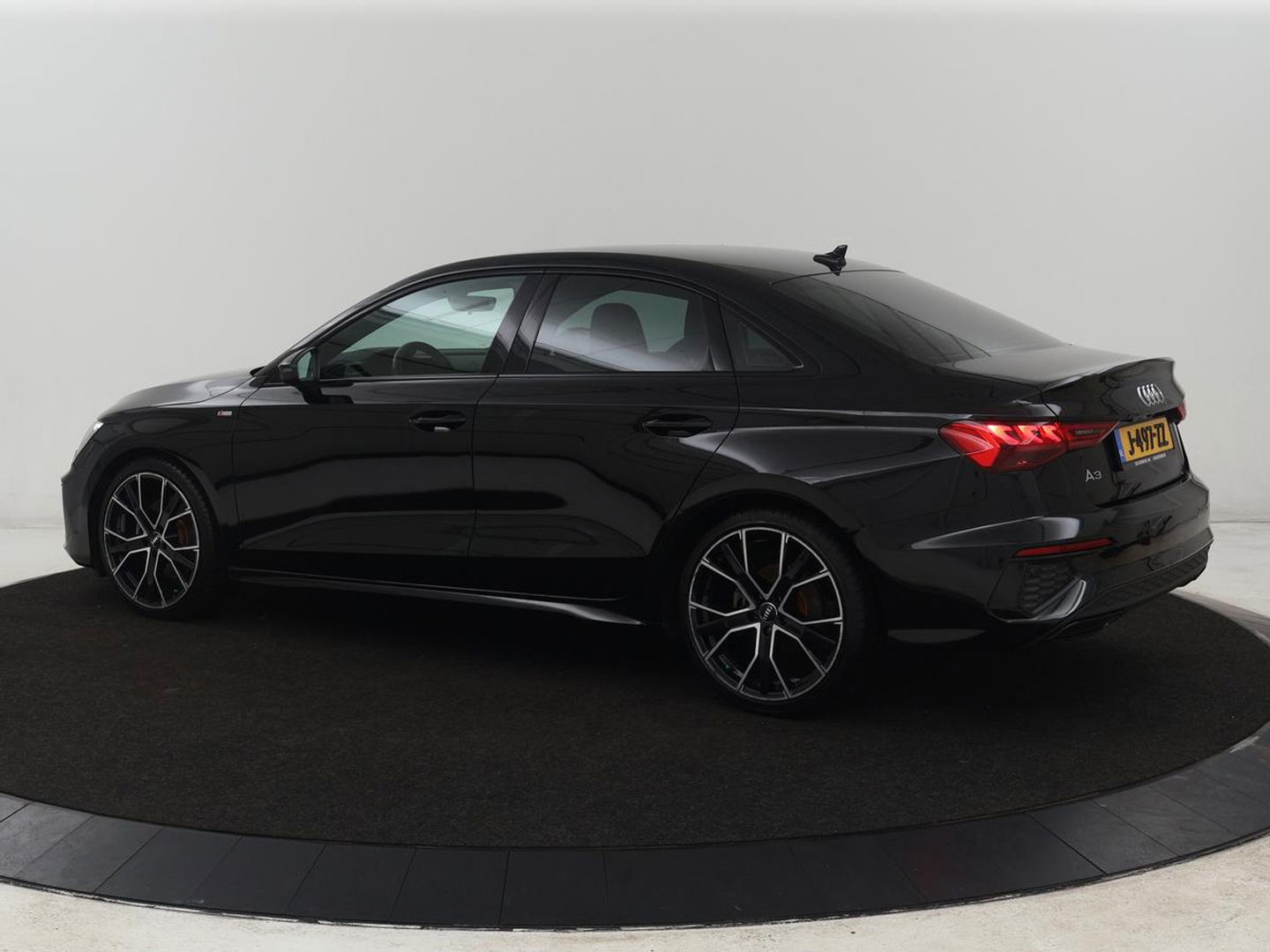 Audi A3 35 TFSI S edition | Carplay | Navigatie | Sportstoelen | Half leder | Full LED | Camera | Virtual Cockpit | 19'' | Climate control | Bluetooth | Cruise control | S Line