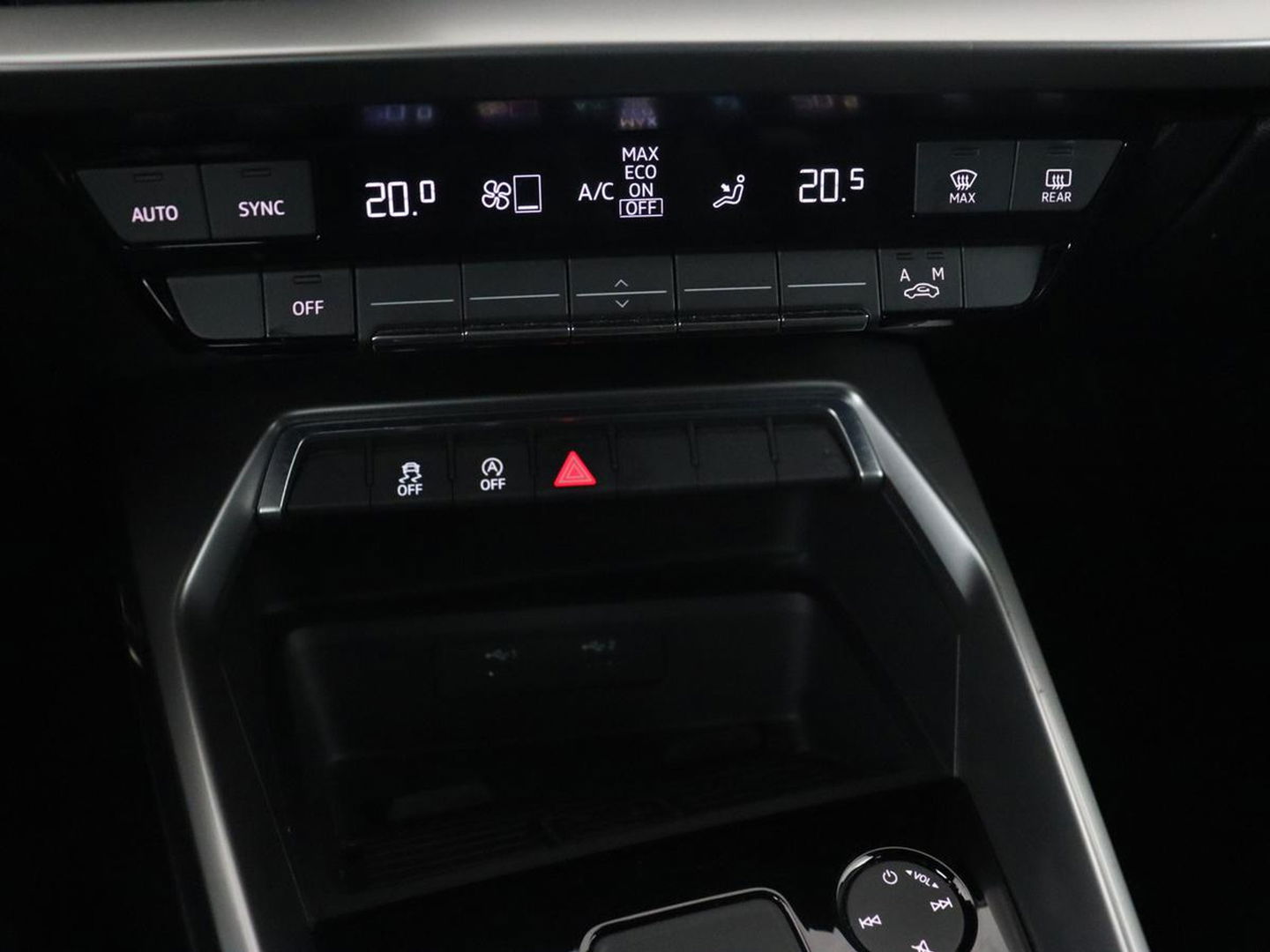 Audi A3 35 TFSI S edition | Carplay | Navigatie | Sportstoelen | Half leder | Full LED | Camera | Virtual Cockpit | 19'' | Climate control | Bluetooth | Cruise control | S Line