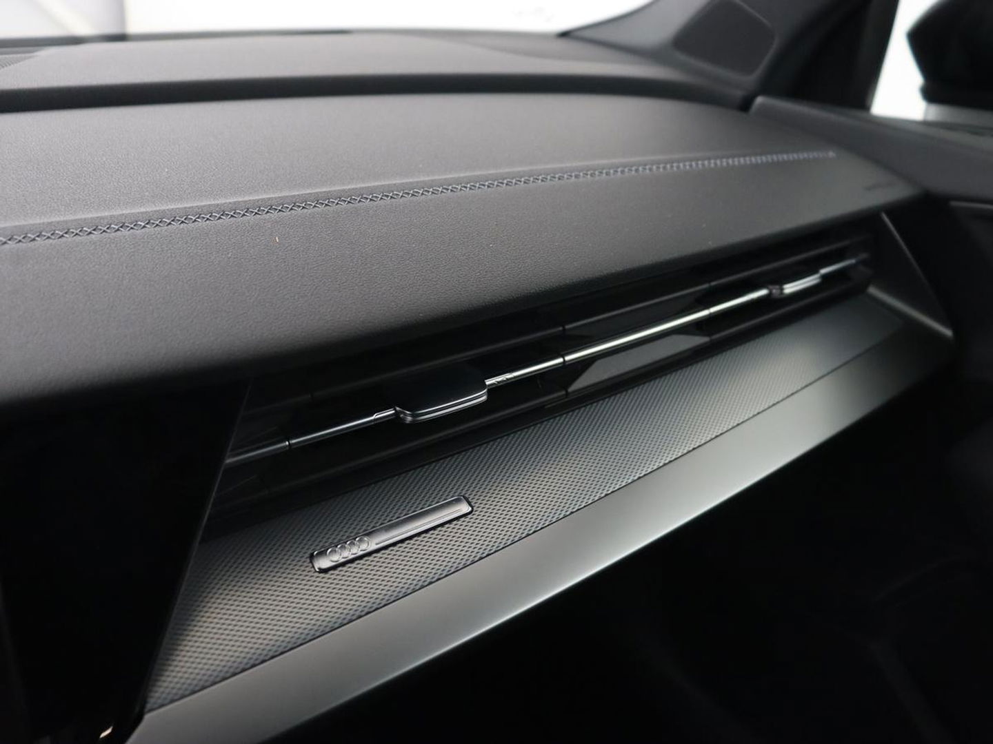 Audi A3 35 TFSI S edition | Carplay | Navigatie | Sportstoelen | Half leder | Full LED | Camera | Virtual Cockpit | 19'' | Climate control | Bluetooth | Cruise control | S Line