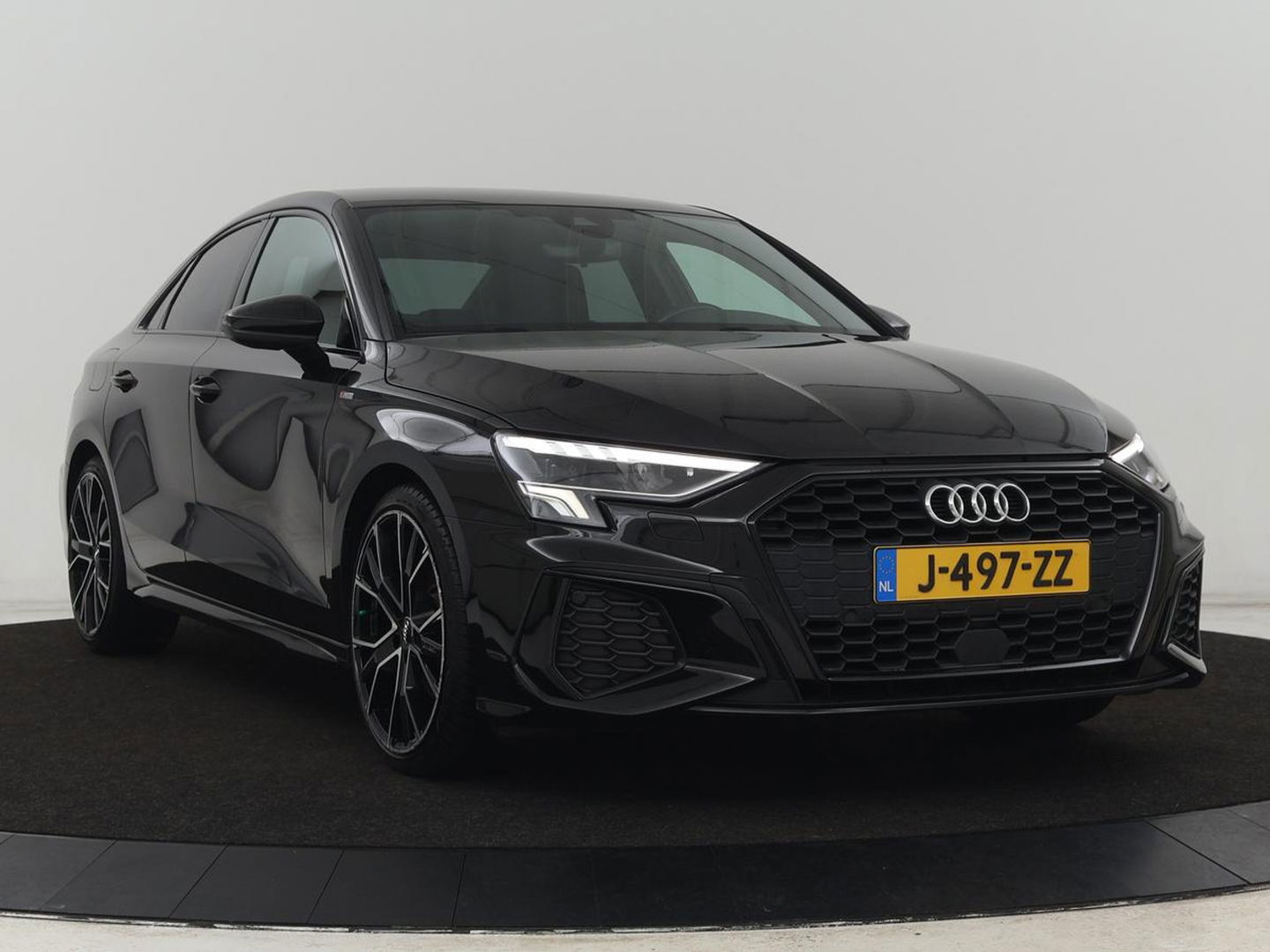 Audi A3 35 TFSI S edition | Carplay | Navigatie | Sportstoelen | Half leder | Full LED | Camera | Virtual Cockpit | 19'' | Climate control | Bluetooth | Cruise control | S Line