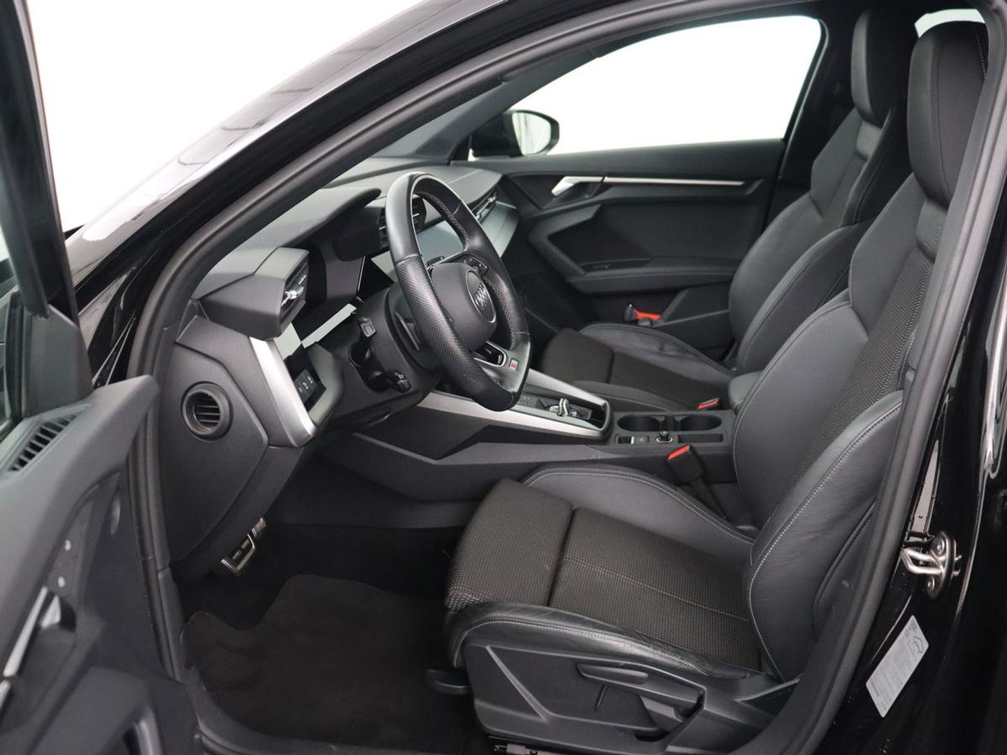 Audi A3 35 TFSI S edition | Carplay | Navigatie | Sportstoelen | Half leder | Full LED | Camera | Virtual Cockpit | 19'' | Climate control | Bluetooth | Cruise control | S Line