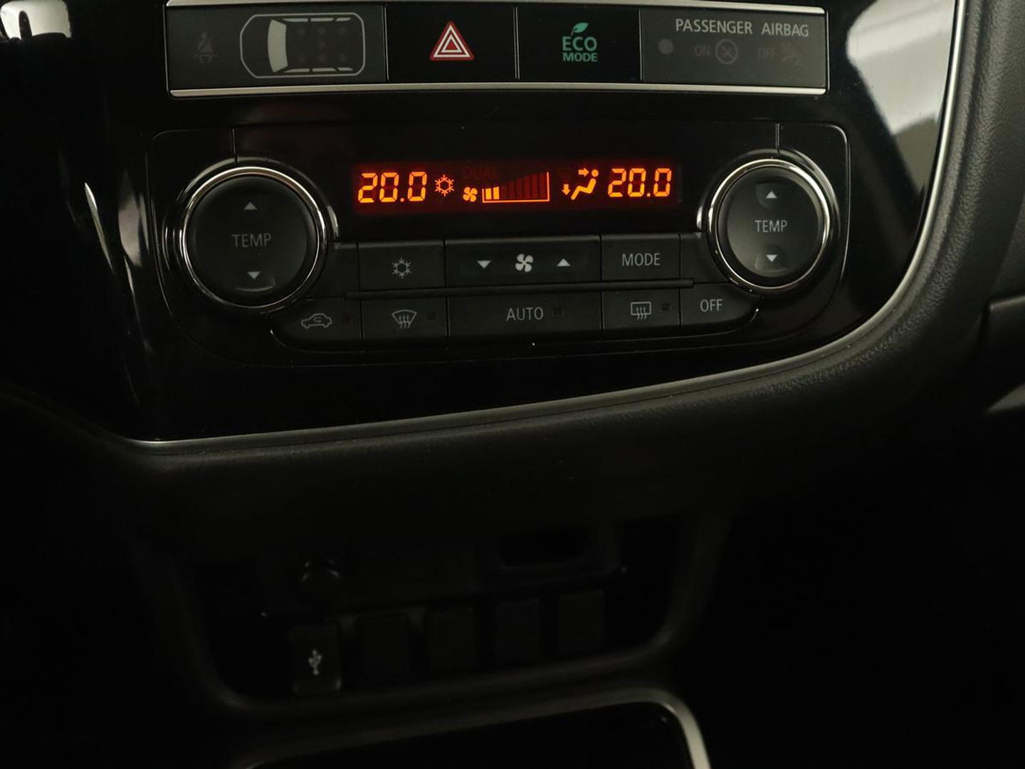 Mitsubishi Outlander 2.4 PHEV Pure+ | Trekhaak | Carplay | Leder/Alcantara | Camera | Keyless | Full LED | Climate control | Cruise control | Plug In