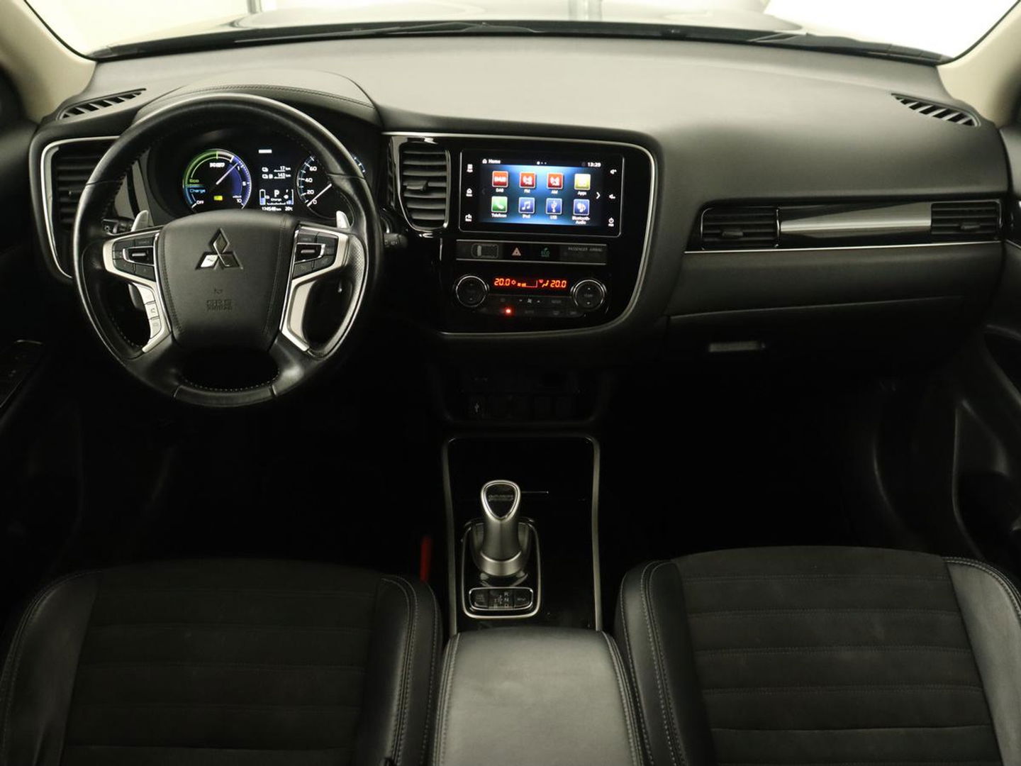 Mitsubishi Outlander 2.4 PHEV Pure+ | Trekhaak | Carplay | Leder/Alcantara | Camera | Keyless | Full LED | Climate control | Cruise control | Plug In