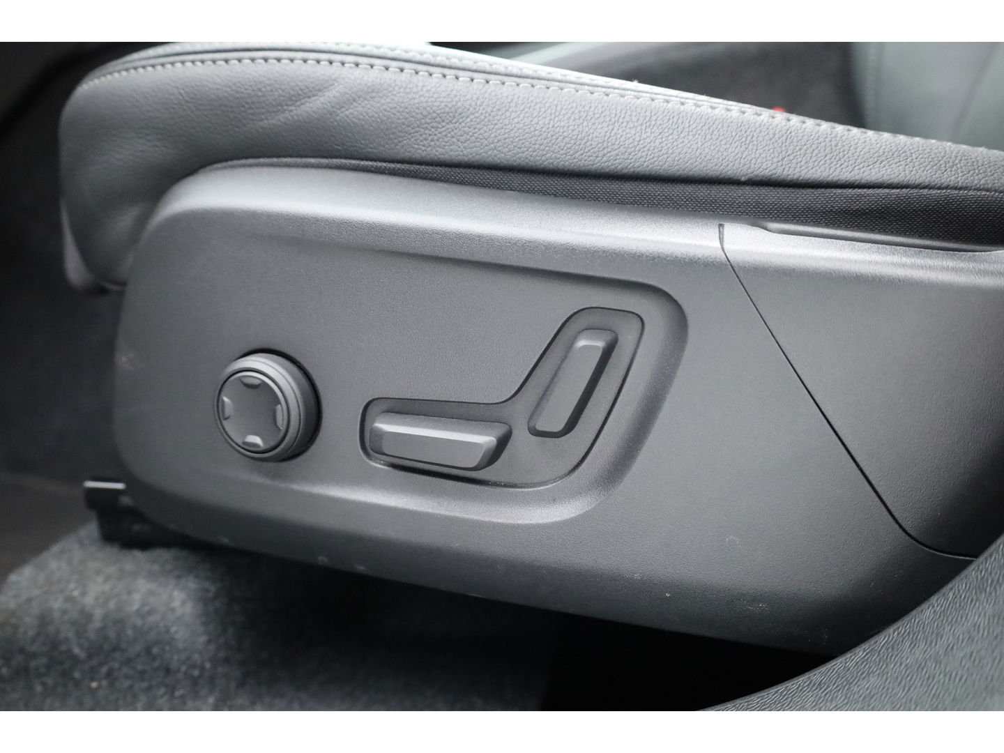 Volvo XC40 2.0 B3 Ultimate Dark | Pano-dak | 360 camera | Leer | Pixel LED | ACC | Blis