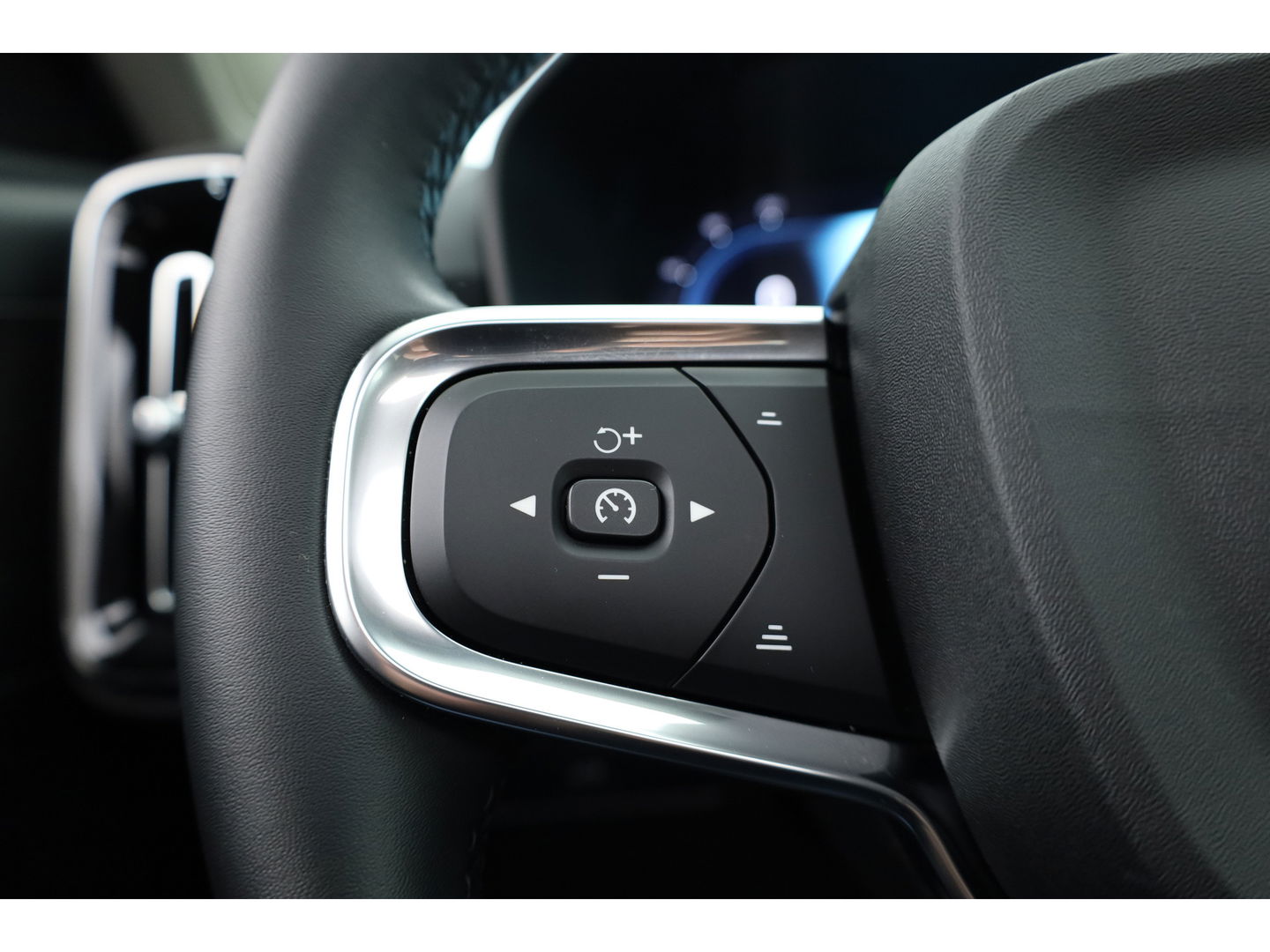 Volvo XC40 2.0 B3 Ultimate Dark | Pano-dak | 360 camera | Leer | Pixel LED | ACC | Blis