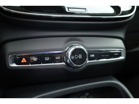 Volvo XC40 2.0 B3 Ultimate Dark | Pano-dak | 360 camera | Leer | Pixel LED | ACC | Blis
