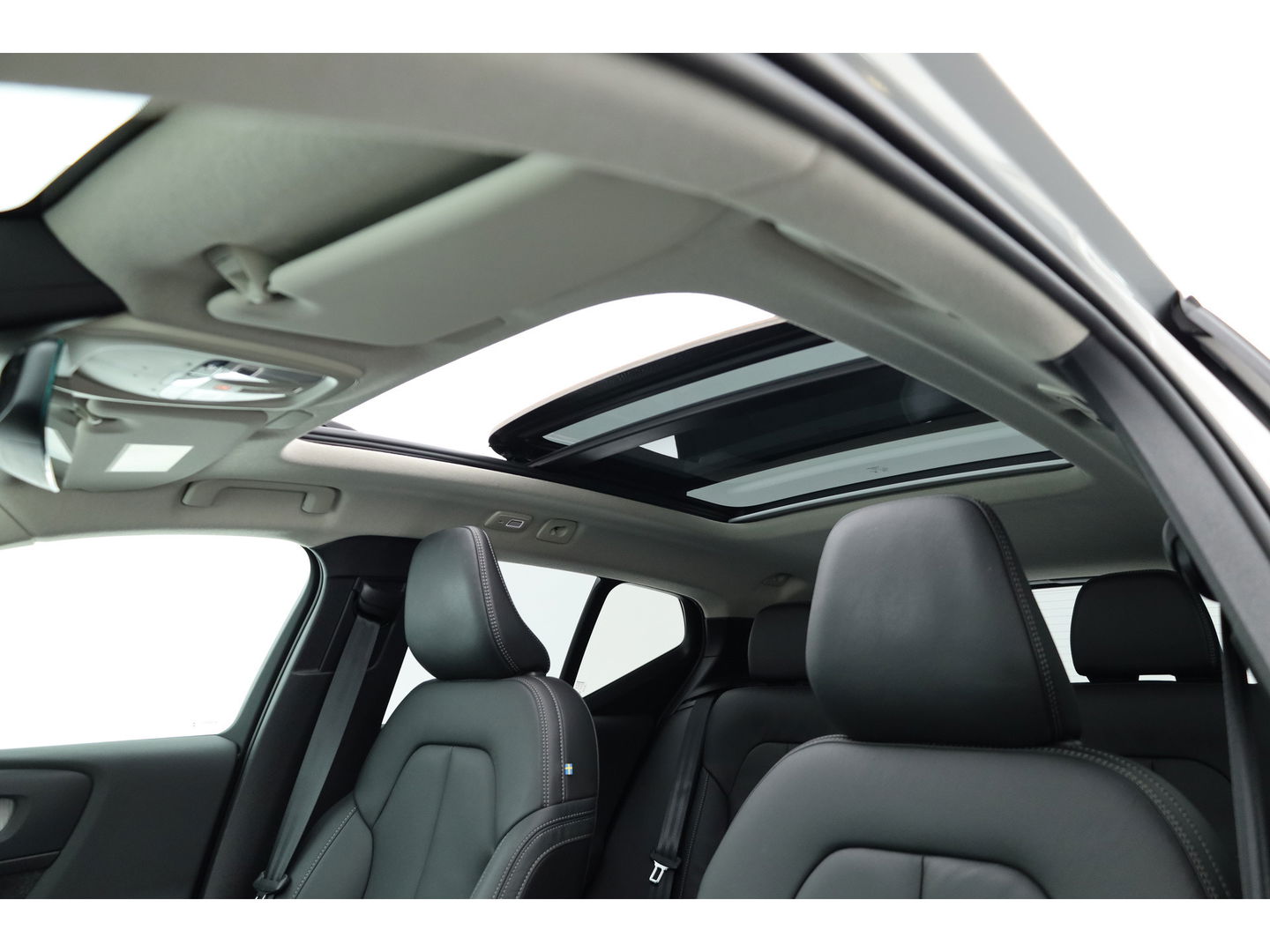 Volvo XC40 2.0 B3 Ultimate Dark | Pano-dak | 360 camera | Leer | Pixel LED | ACC | Blis