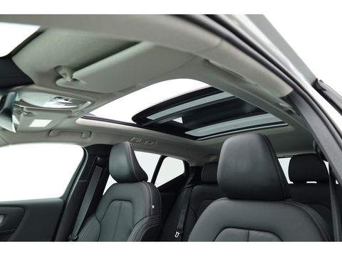 Volvo XC40 2.0 B3 Ultimate Dark | Pano-dak | 360 camera | Leer | Pixel LED | ACC | Blis