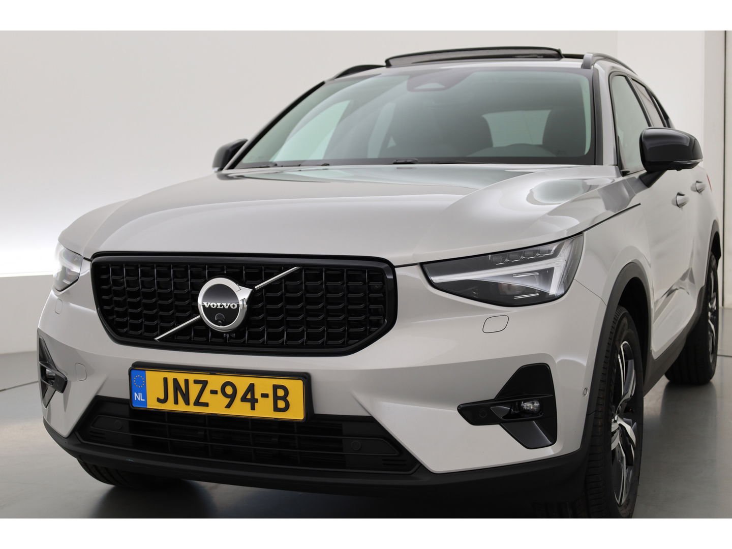 Volvo XC40 2.0 B3 Ultimate Dark | Pano-dak | 360 camera | Leer | Pixel LED | ACC | Blis