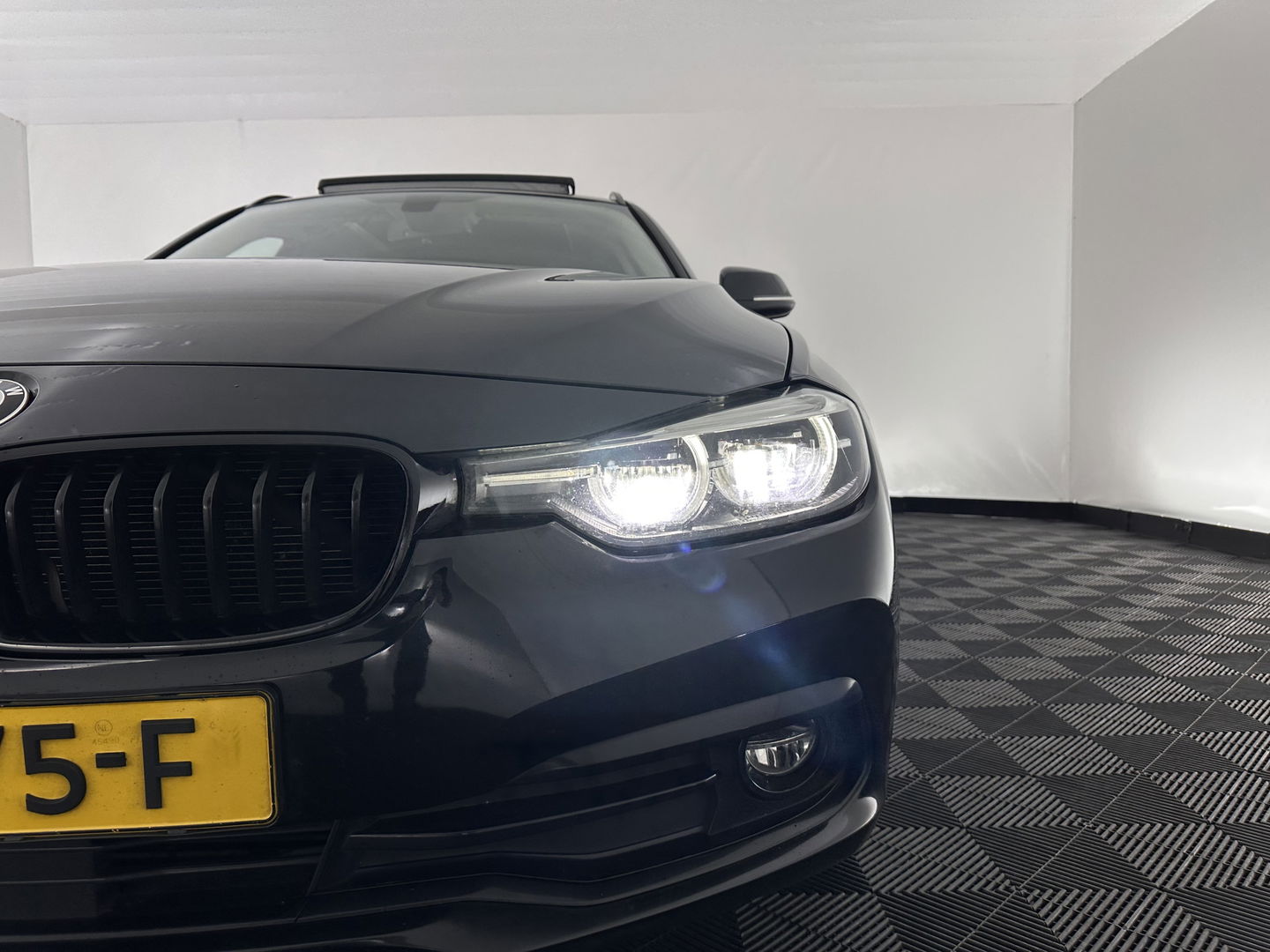 BMW 3 Serie Touring 320d EDE Executive Aut. *PANO | LEATHER | FULL-LED | DIGI-COCKPIT | HEATED-SPORTSEATS | NAVI-FULLMAP | PRIVACY-GLASS | ECC | KEYLESS | LANE-ASSIST | PDC | CRUISE | TOWBAR | 18''ALU*