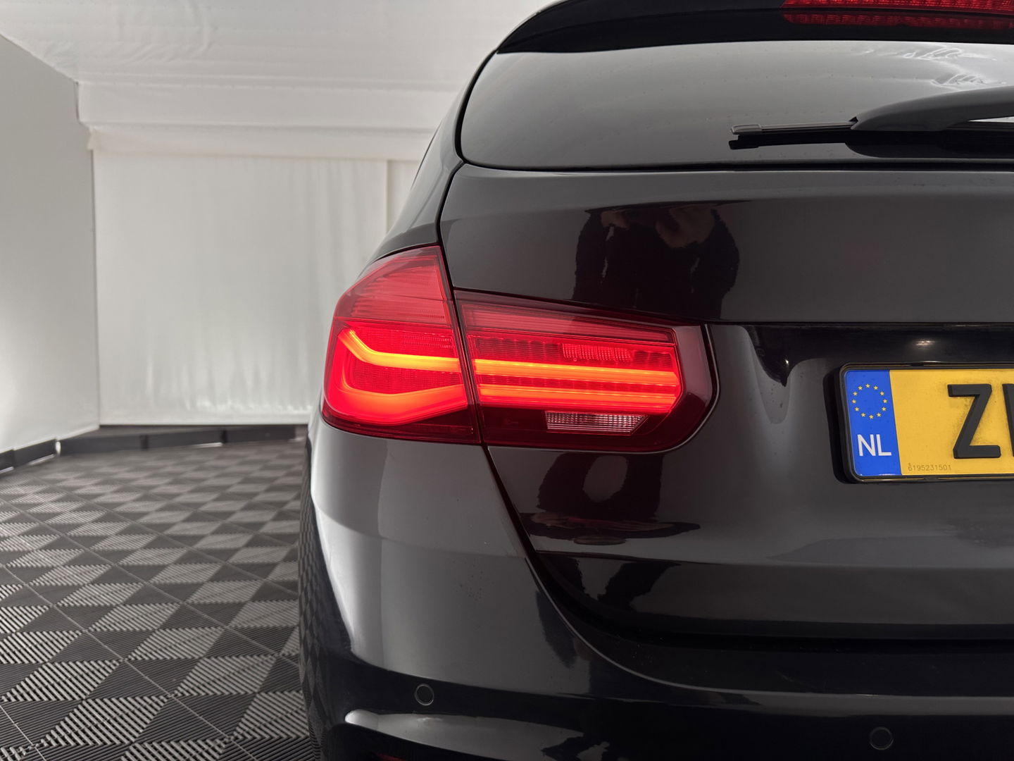 BMW 3 Serie Touring 320d EDE Executive Aut. *PANO | LEATHER | FULL-LED | DIGI-COCKPIT | HEATED-SPORTSEATS | NAVI-FULLMAP | PRIVACY-GLASS | ECC | KEYLESS | LANE-ASSIST | PDC | CRUISE | TOWBAR | 18''ALU*