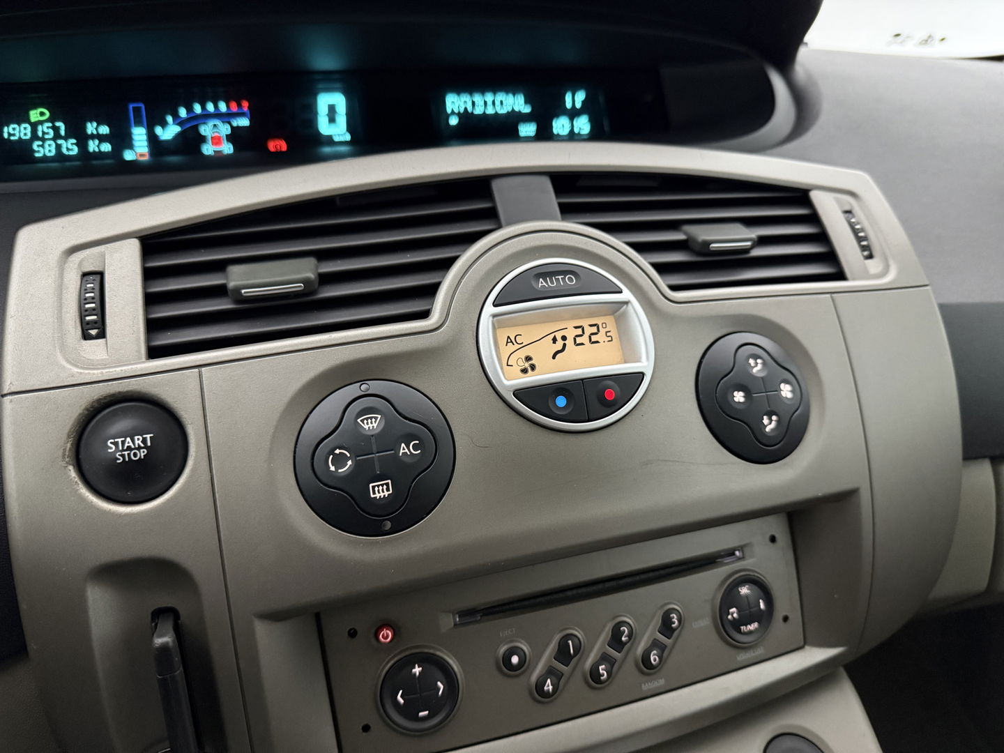 Renault Scénic 2.0-16V Tech Line | Clima | Cruise | Trekh. | Keyless | Parkeersens. | NAP