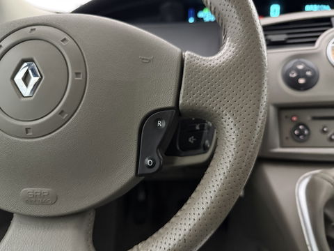 Renault Scénic 2.0-16V Tech Line | Clima | Cruise | Trekh. | Keyless | Parkeersens. | NAP