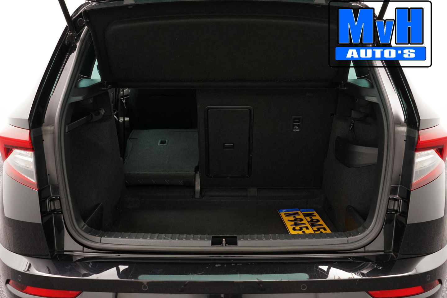 Škoda Karoq 1.5 TSI ACT Sportline Business | LUXE | CAMERA |TREKH | LED