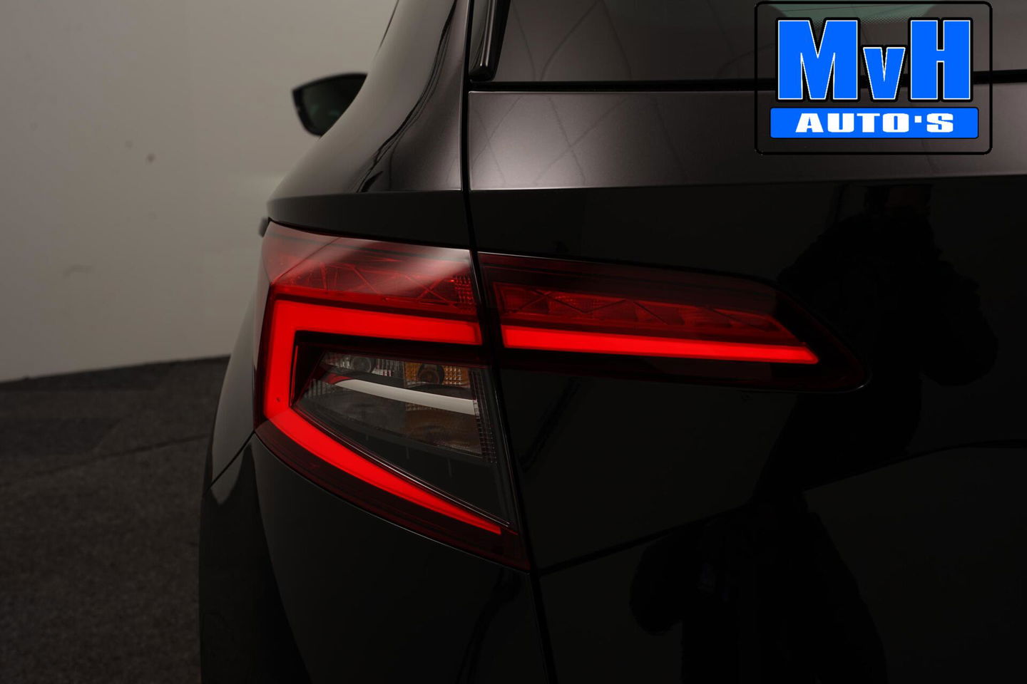 Škoda Karoq 1.5 TSI ACT Sportline Business | LUXE | CAMERA |TREKH | LED