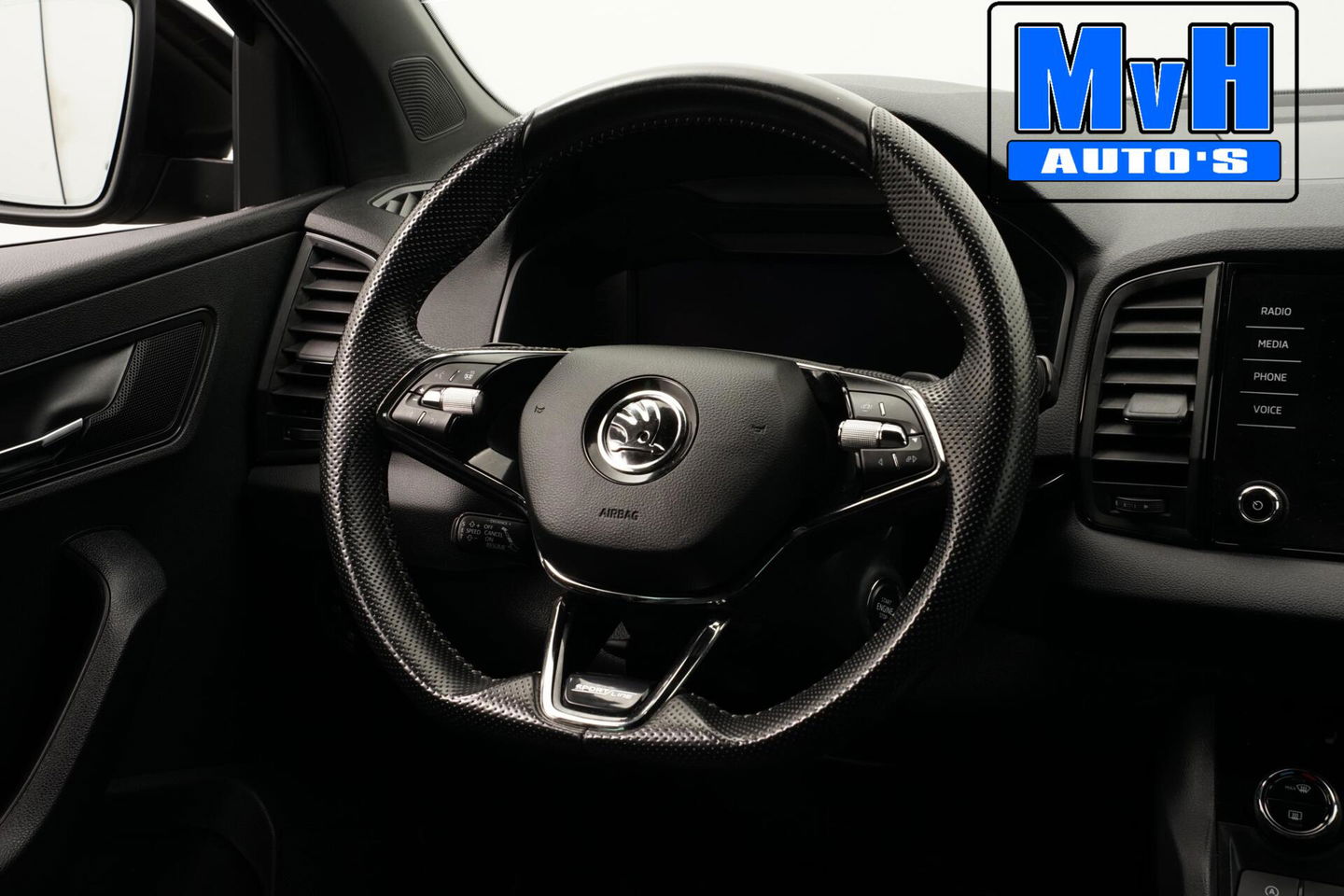 Škoda Karoq 1.5 TSI ACT Sportline Business | LUXE | CAMERA |TREKH | LED