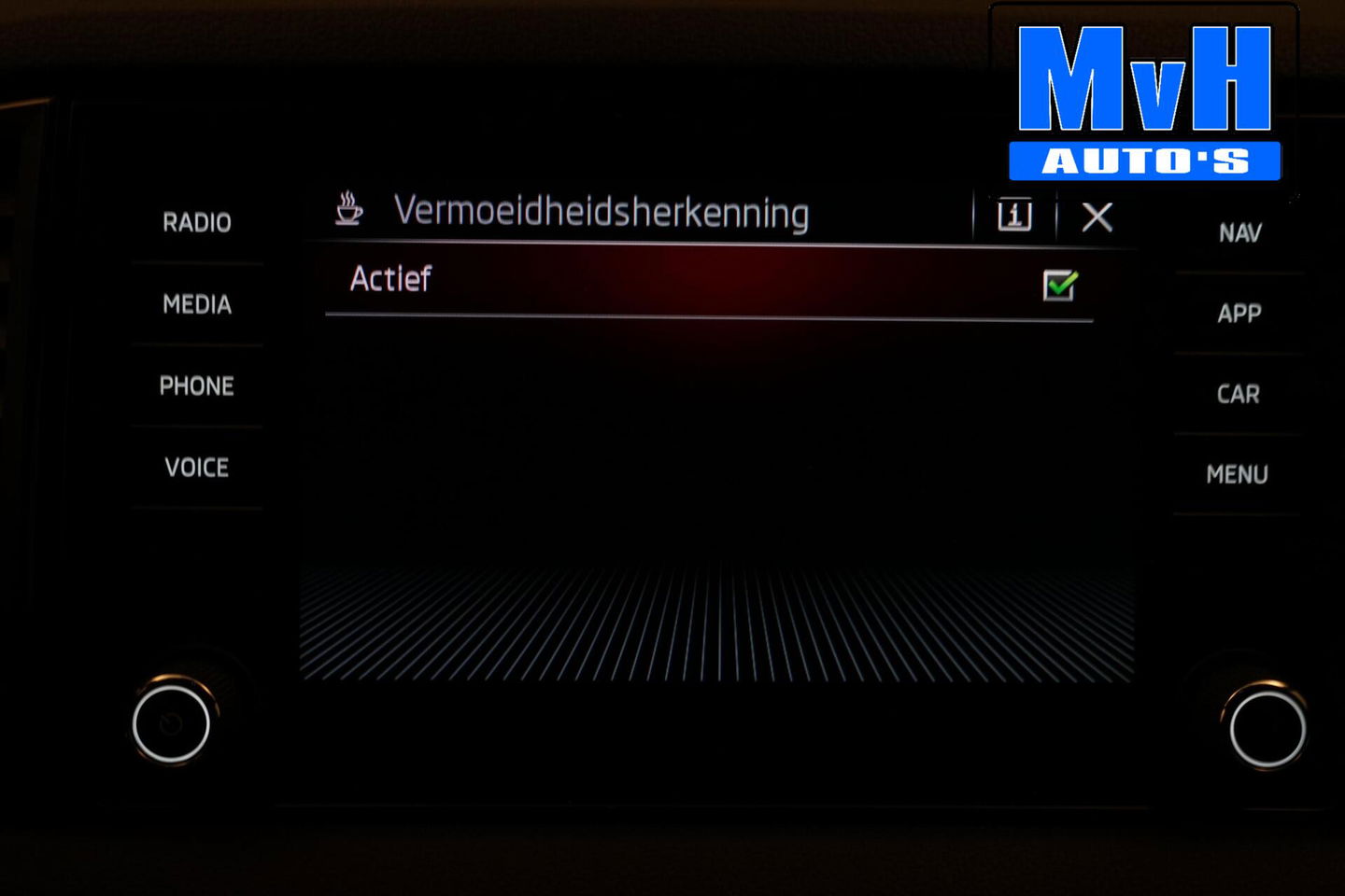 Škoda Karoq 1.5 TSI ACT Sportline Business | LUXE | CAMERA |TREKH | LED