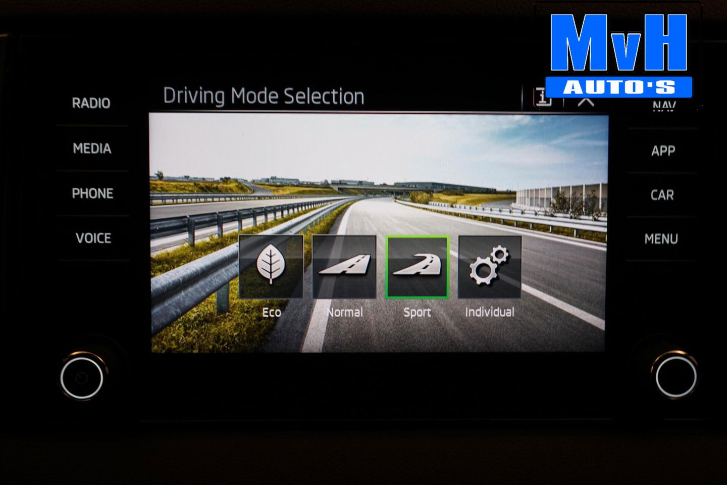 Škoda Karoq 1.5 TSI ACT Sportline Business | LUXE | CAMERA |TREKH | LED